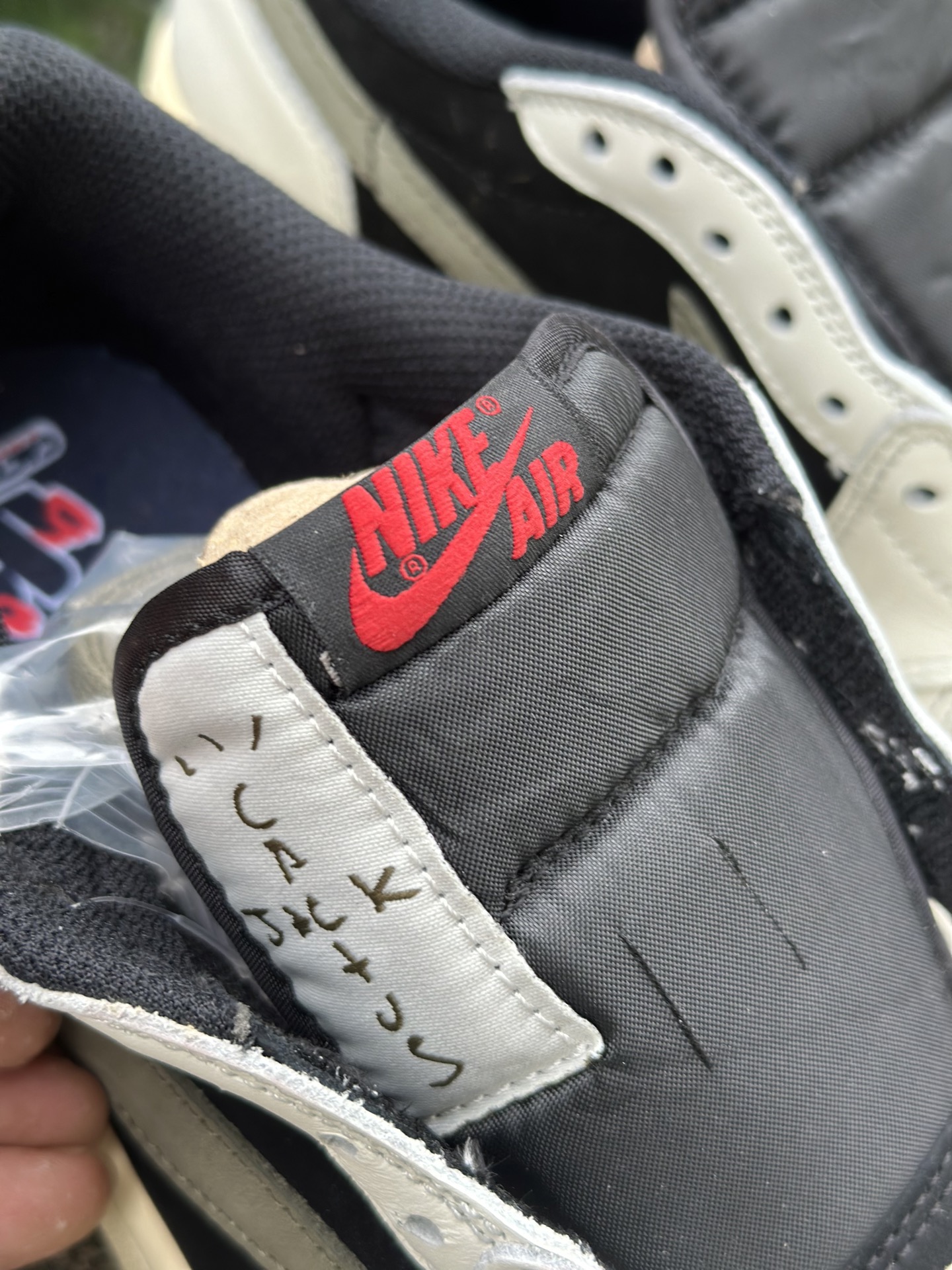 
双十一福利开启‼️
本地自取💰200 核心私信‼️
Travis Scott x Air Jordan AJ1 Low OG SP TS联名倒钩低帮 全套原纸板楦头开发 
纯原品质 一图一物 不套文案 不以低版本冒充纯原 
编码:DZ4137-106 黑橄榄绿
SIZE：36/47.5