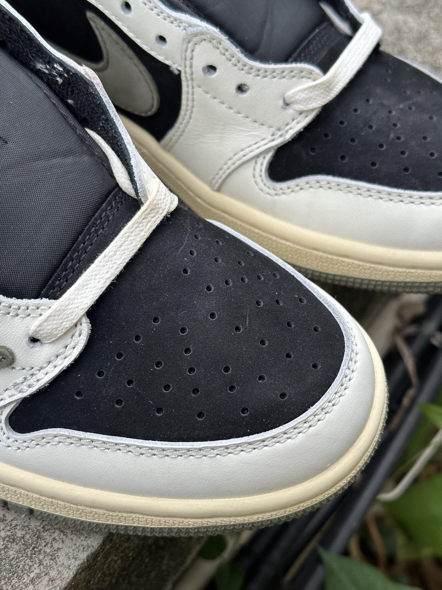 
双十一福利开启‼️
本地自取💰200 核心私信‼️
Travis Scott x Air Jordan AJ1 Low OG SP TS联名倒钩低帮 全套原纸板楦头开发 
纯原品质 一图一物 不套文案 不以低版本冒充纯原 
编码:DZ4137-106 黑橄榄绿
SIZE：36/47.5