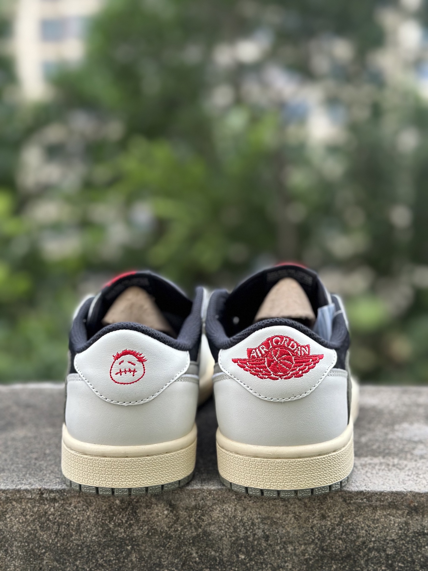 
双十一福利开启‼️
本地自取💰200 核心私信‼️
Travis Scott x Air Jordan AJ1 Low OG SP TS联名倒钩低帮 全套原纸板楦头开发 
纯原品质 一图一物 不套文案 不以低版本冒充纯原 
编码:DZ4137-106 黑橄榄绿
SIZE：36/47.5