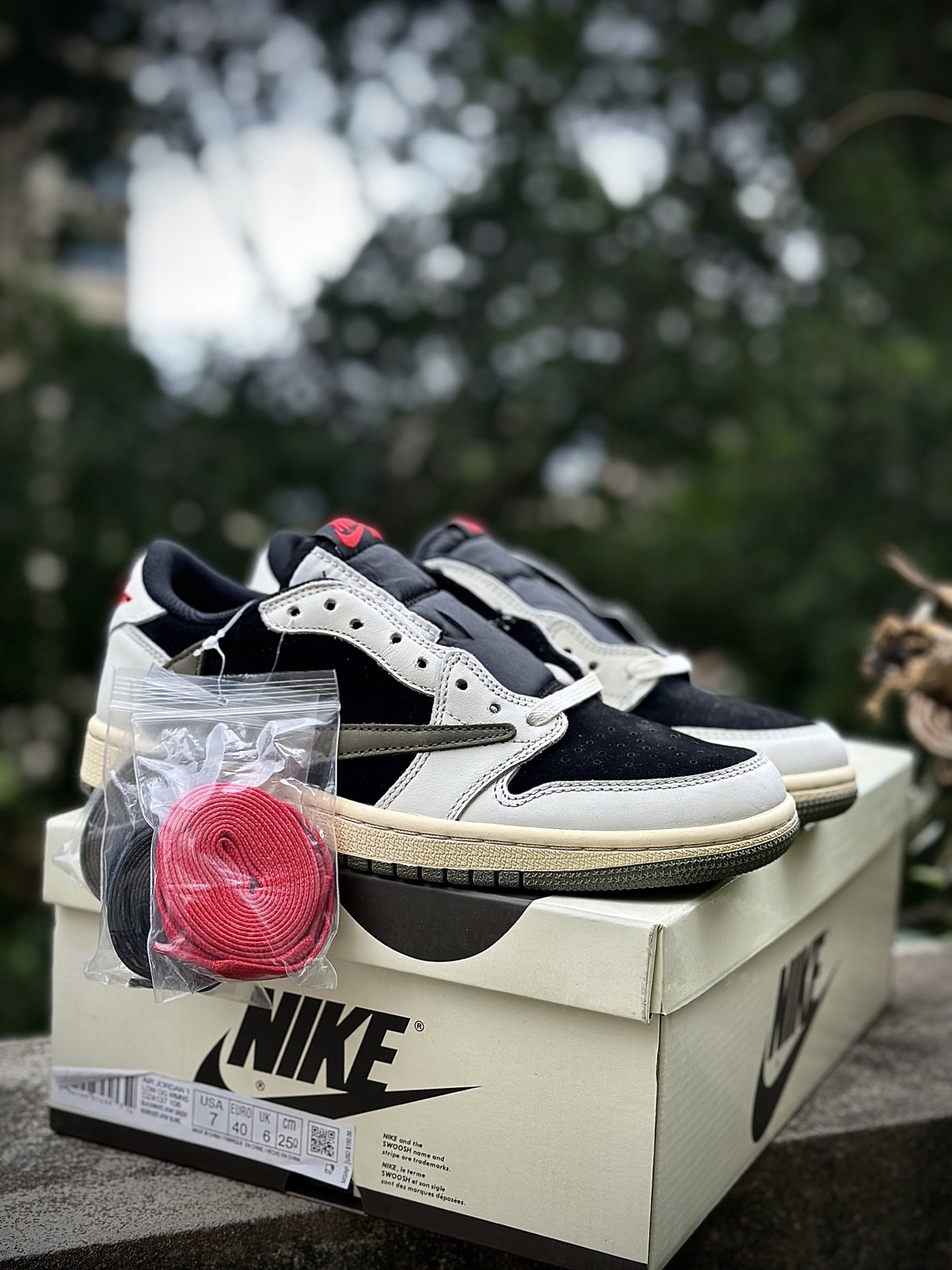 
双十一福利开启‼️
本地自取💰200 核心私信‼️
Travis Scott x Air Jordan AJ1 Low OG SP TS联名倒钩低帮 全套原纸板楦头开发 
纯原品质 一图一物 不套文案 不以低版本冒充纯原 
编码:DZ4137-106 黑橄榄绿
SIZE：36/47.5