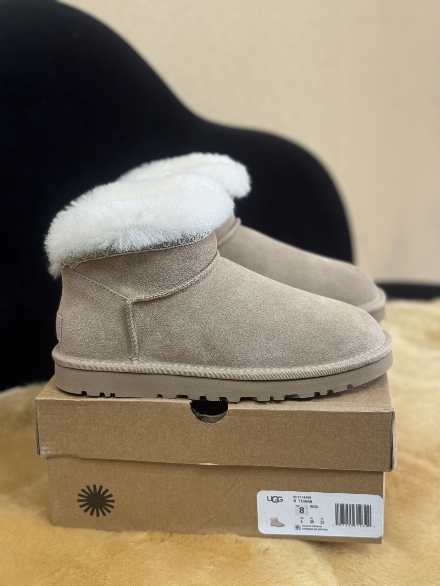 UGG 塔斯林 GY 原代工厂隆丰A级真羊毛皮一体完全遵循正平正品，精选A级羊皮毛一体材质，内里毛绒如云朵般包裹双脚，白带恒温属性一寒锁温抗冻，股季透气排湿，让双脚时刻处于干爽舒适的状态，轻量化设计搭配柔韧鞋底，每一步都似踩在软垫上，再加上贴合足型的弧度与足跟支撑，无论是居家休憩,外出通勤还是日常跑腿，全天行走也无负担。 从经典高筒靴到简约拖鞋，从基础中性色到潮流设计，既能与牛仔裤、卫衣打造随性日常，也能搭配裙子、男女同款更能轻松适配情侣穿搭。 优质羊皮毛天生耐磨损，搭配扎实工艺与防水科技加持，能抵御日常磨损与雨雪侵袭。一双穿数年仍能保持柔软质感💪🏻 尺码：35 36 37 38 39 40