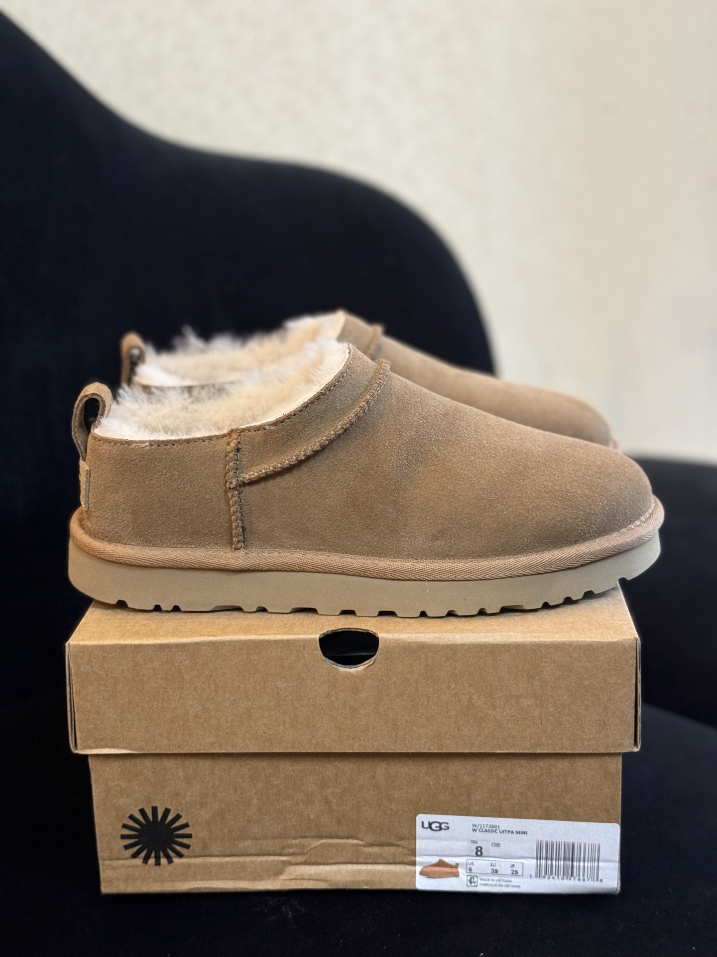 UGG 周冬雨超米你薄底 GY 原代工厂隆丰A级真羊毛皮一体完全遵循正平正品,精选A级羊皮毛一体材质,内里毛绒如云朵般包裹双脚,白带恒温属性一寒锁温抗冻,股季透气排湿,让双脚时刻处于干爽舒适的状态,轻量化设计搭配柔韧鞋底,每一步都似踩在软垫上,再加上贴合足型的弧度与足跟支撑,无论是居家休憩,外出通勤还是日常跑腿,全天行走也无负担. 从经典高筒靴到简约拖鞋,从基础中性色到潮流设计,既能与牛仔裤、卫衣打造随性日常,也能搭配裙子、男女同款更能轻松适配情侣穿搭. 优质羊皮毛天生耐磨损,搭配扎实工艺与防水科技加持,能抵御日常磨损与雨雪侵袭.一双穿数年仍能保持柔软质感💪🏻