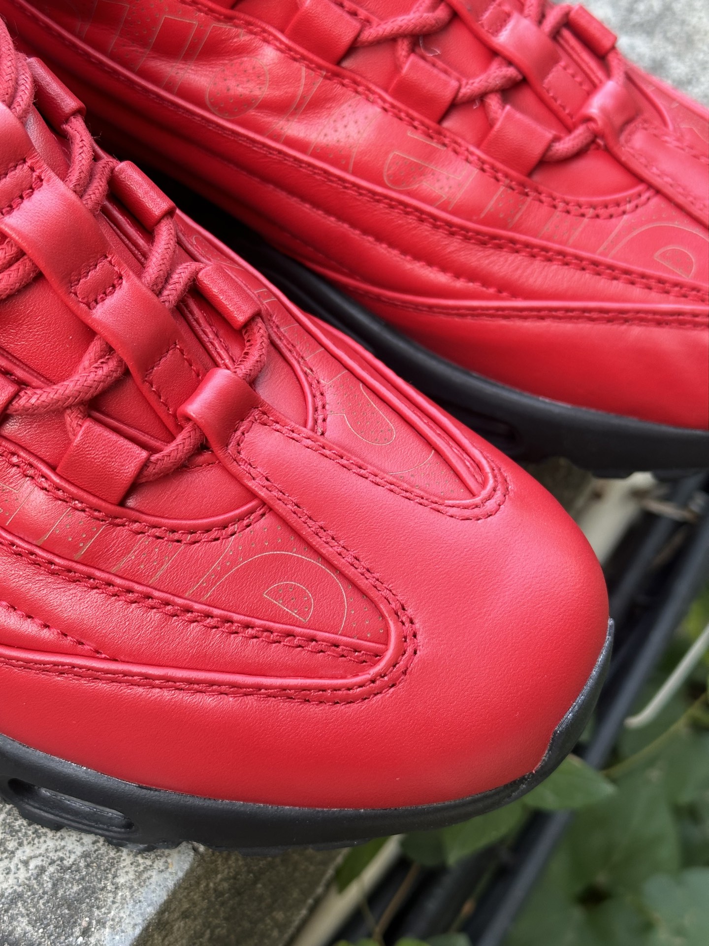 Supreme x NK Air Max 95 Lux 潮流舒适 皮革 低帮跑步鞋 男款 红色 潮流百搭 气垫缓震慢跑鞋 CI0999-600