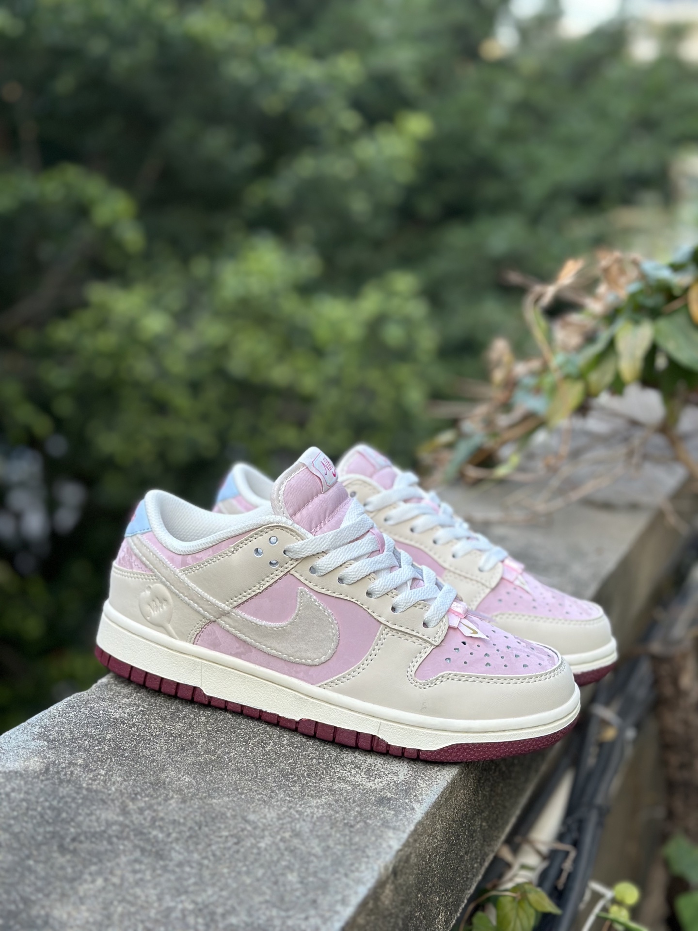 240 Nike SB Dunk Low“情人节限定发售奶白 + 柔雾粉的渐变配色像裹了层春日薄纱 IQ1145-610-Chinese UA Cheap High Quatity Brand Clothes Bags handbags Sneakers wholesale wholesaler seller from China Factory suppliers Fashion Clothing Shoes best Quality Beautiful Price 240 Nike SB Dunk Low“情人节限定发售奶白 + 柔雾粉的渐变配色像裹了层春日薄纱 IQ1145-610