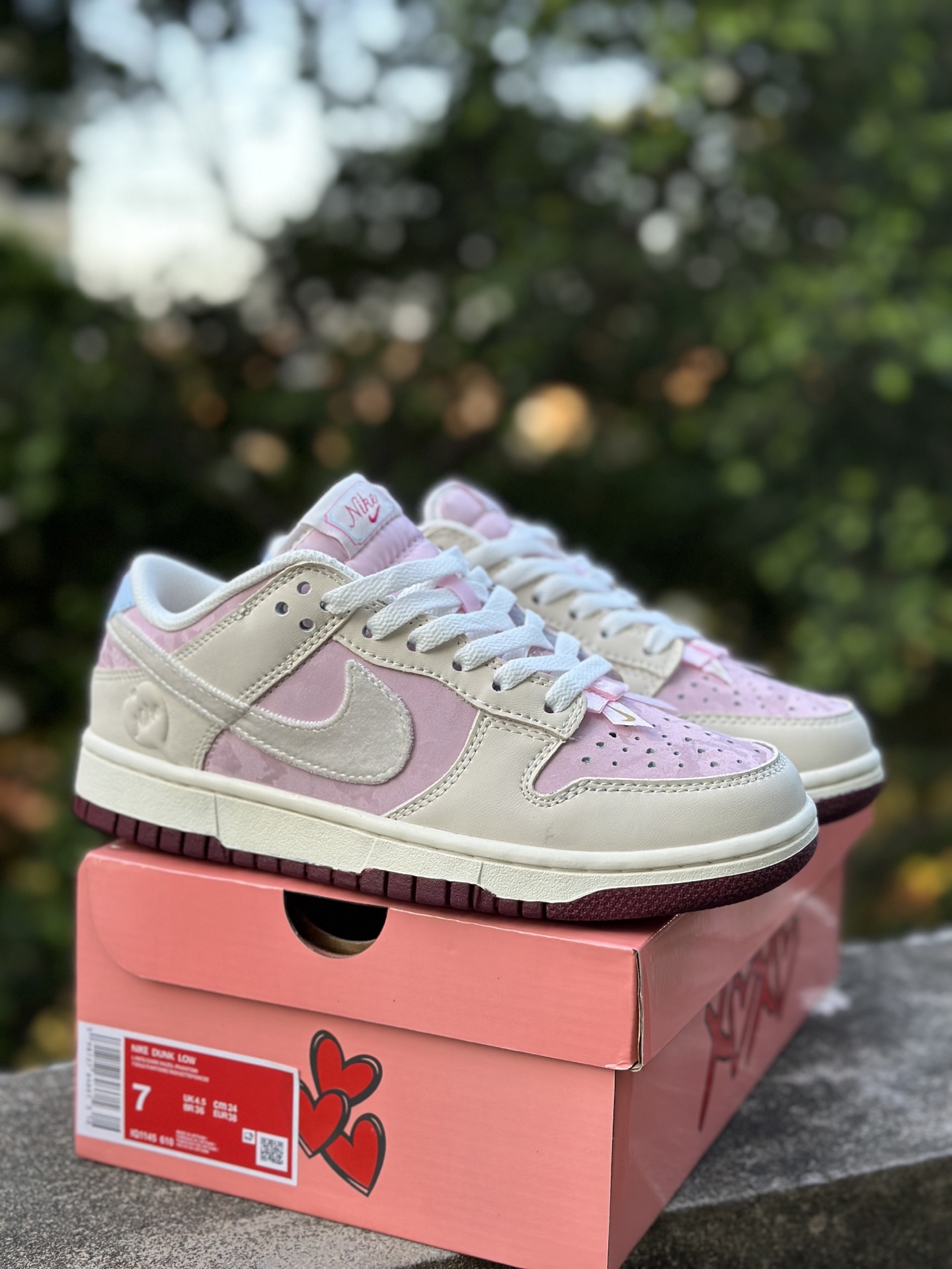240 Nike SB Dunk Low“情人节限定发售奶白 + 柔雾粉的渐变配色像裹了层春日薄纱 IQ1145-610-Chinese UA Cheap High Quatity Brand Clothes Bags handbags Sneakers wholesale wholesaler seller from China Factory suppliers Fashion Clothing Shoes best Quality Beautiful Price 240 Nike SB Dunk Low“情人节限定发售奶白 + 柔雾粉的渐变配色像裹了层春日薄纱 IQ1145-610