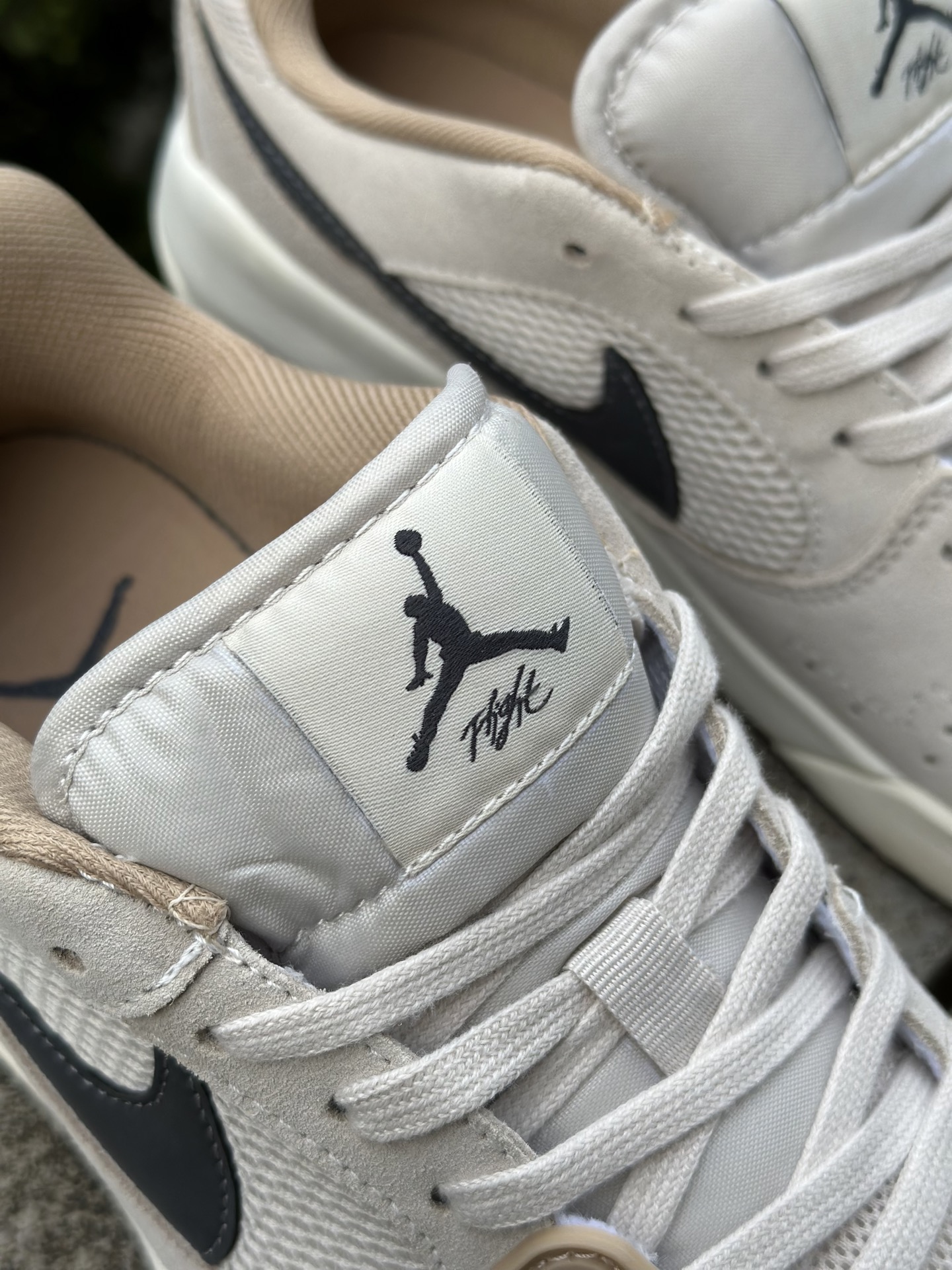 Jordan CMFT Era Chicago 柔软舒适 防滑耐磨 低帮 生活休闲鞋 男款 米黑 HJ6778-120