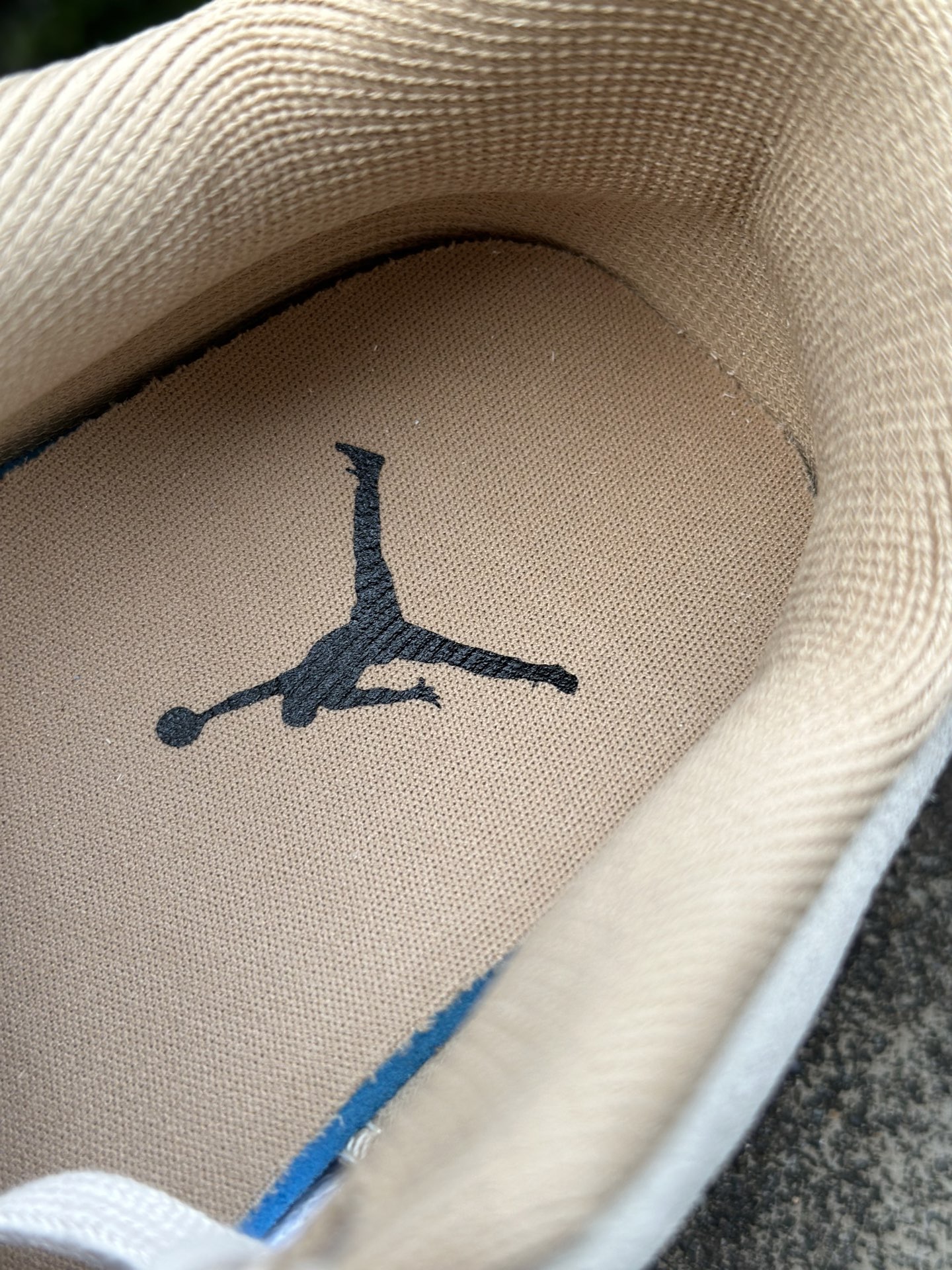 Jordan CMFT Era Chicago 柔软舒适 防滑耐磨 低帮 生活休闲鞋 男款 米黑 HJ6778-120