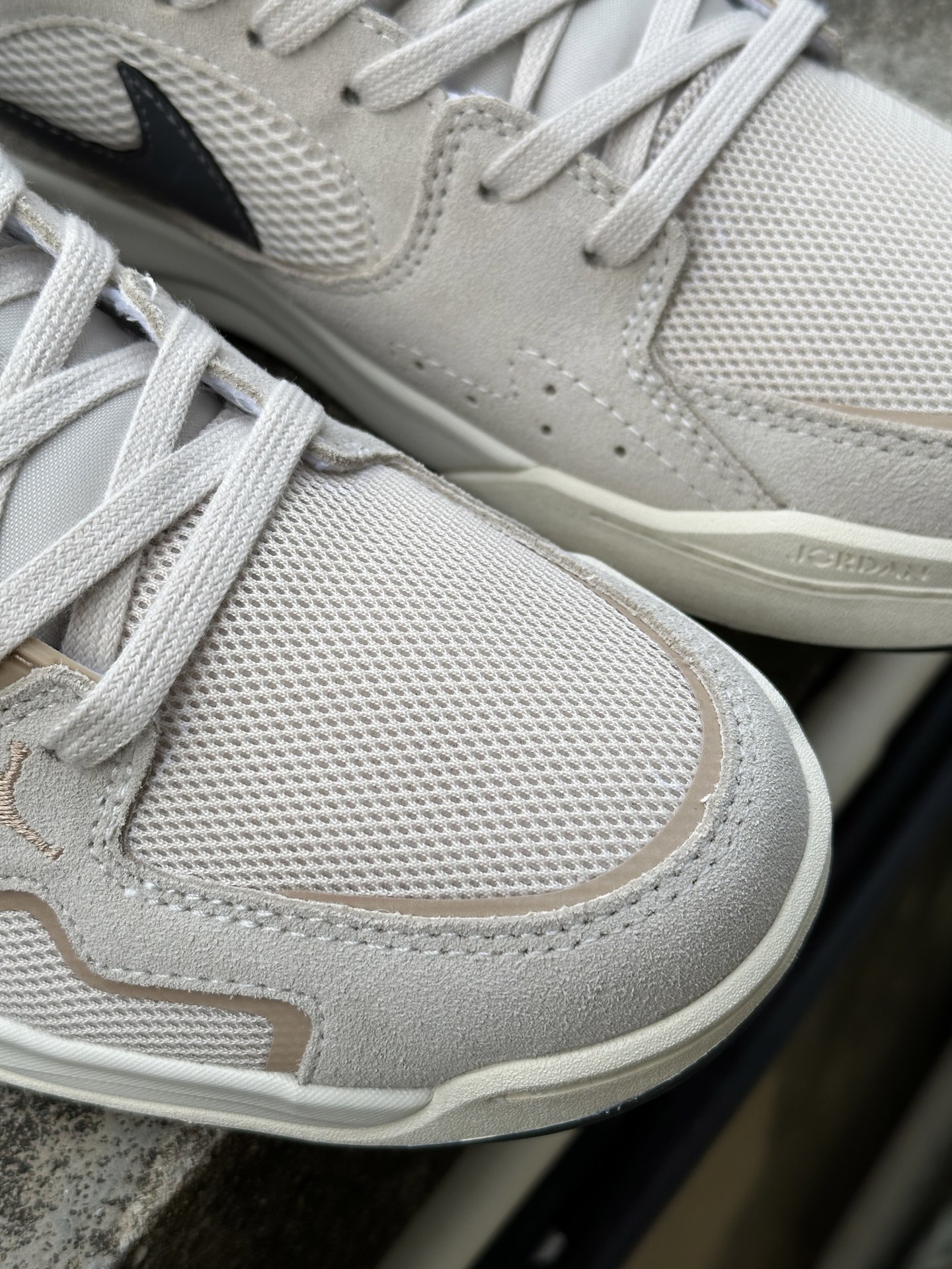 Jordan CMFT Era Chicago 柔软舒适 防滑耐磨 低帮 生活休闲鞋 男款 米黑 HJ6778-120