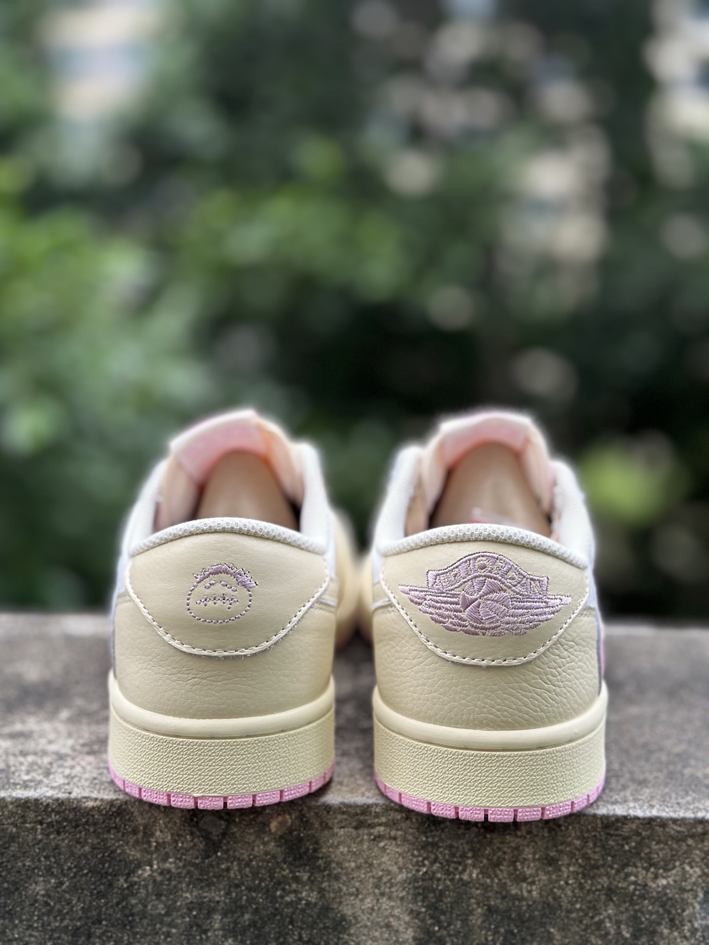 Travis Scott x Fragment Design x Jordan Air Jordan 1 Low SP 倒钩 三方联名闪电 低帮 篮球鞋 男女同款 米粉 IQ7604-100-Top High Quatity Cheap Sneakers Fashion Clothing Clothes Bags handbags Shoes of all Brand wholesale With The best Quality And Beautiful Price from China Factory Chinese suppliers wholesaler seller Travis Scott x Fragment Design x Jordan Air Jordan 1 Low SP 倒钩 三方联名闪电 低帮 篮球鞋 男女同款 米粉 IQ7604-100