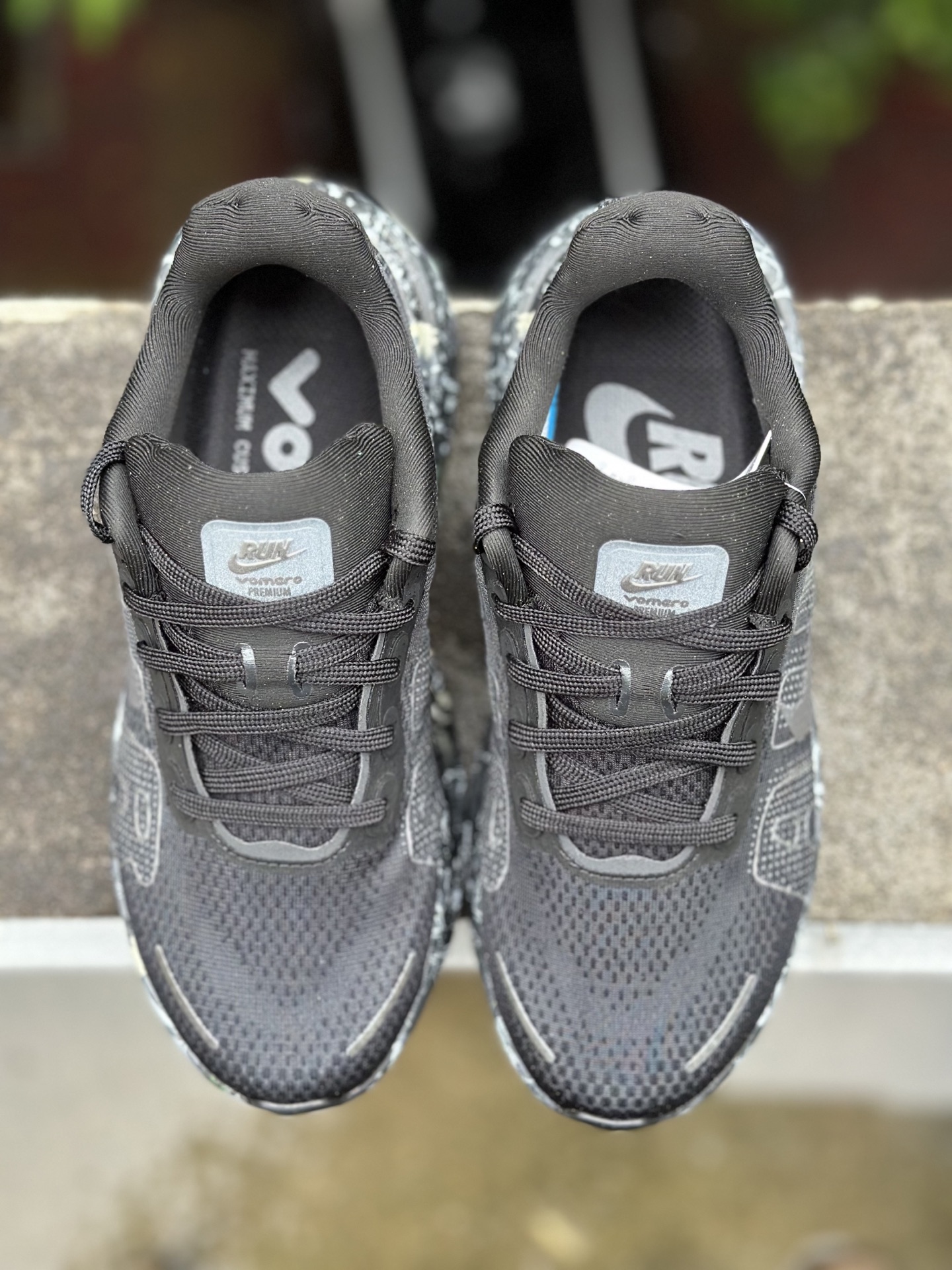 Nike Air Zoom Vomero Premium 耐克网面厚底气垫跑鞋 IO7325-001 黑色 Nike Air Zoom Vomero Premium 耐克网面厚底气垫跑鞋 IO7325-001 黑色