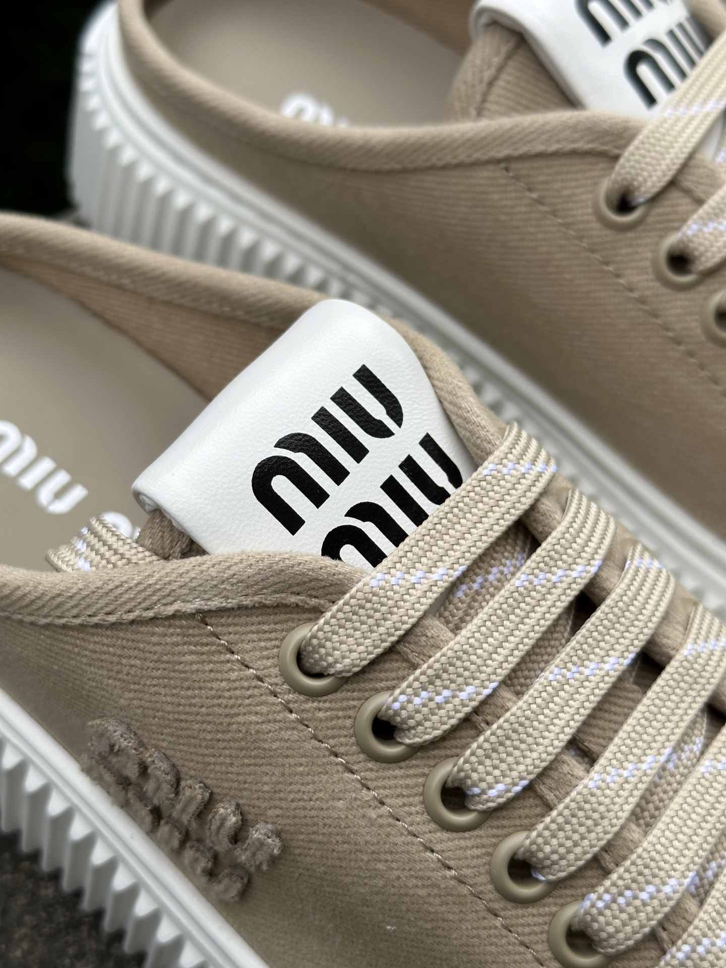 miumiu缪缪时装周Miu Miu 2025春夏系列秀场 半拖
