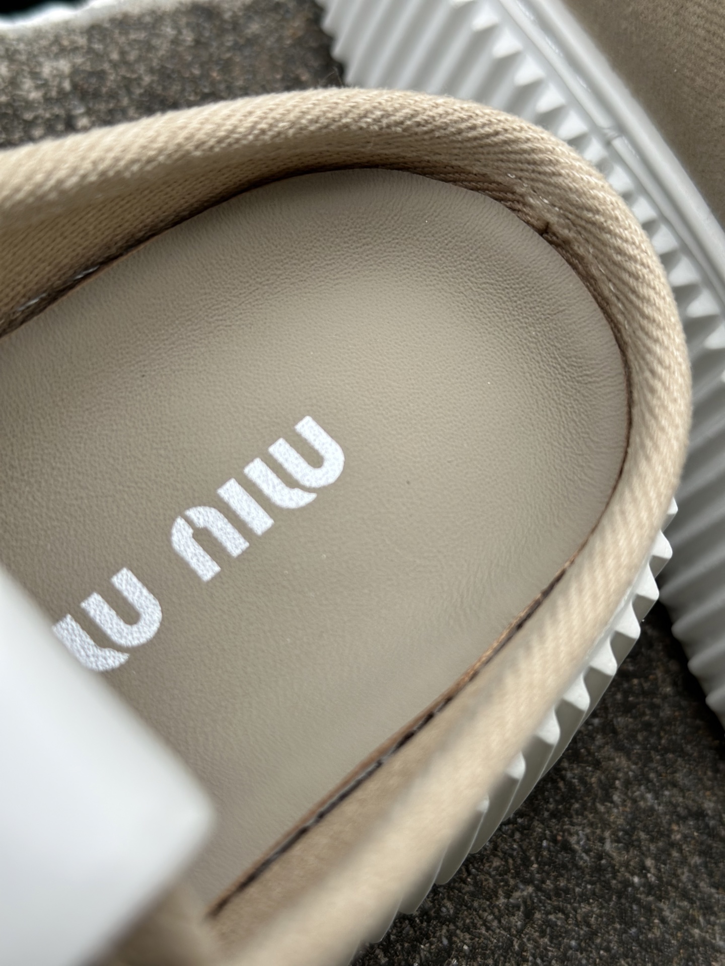 miumiu缪缪时装周Miu Miu 2025春夏系列秀场 半拖