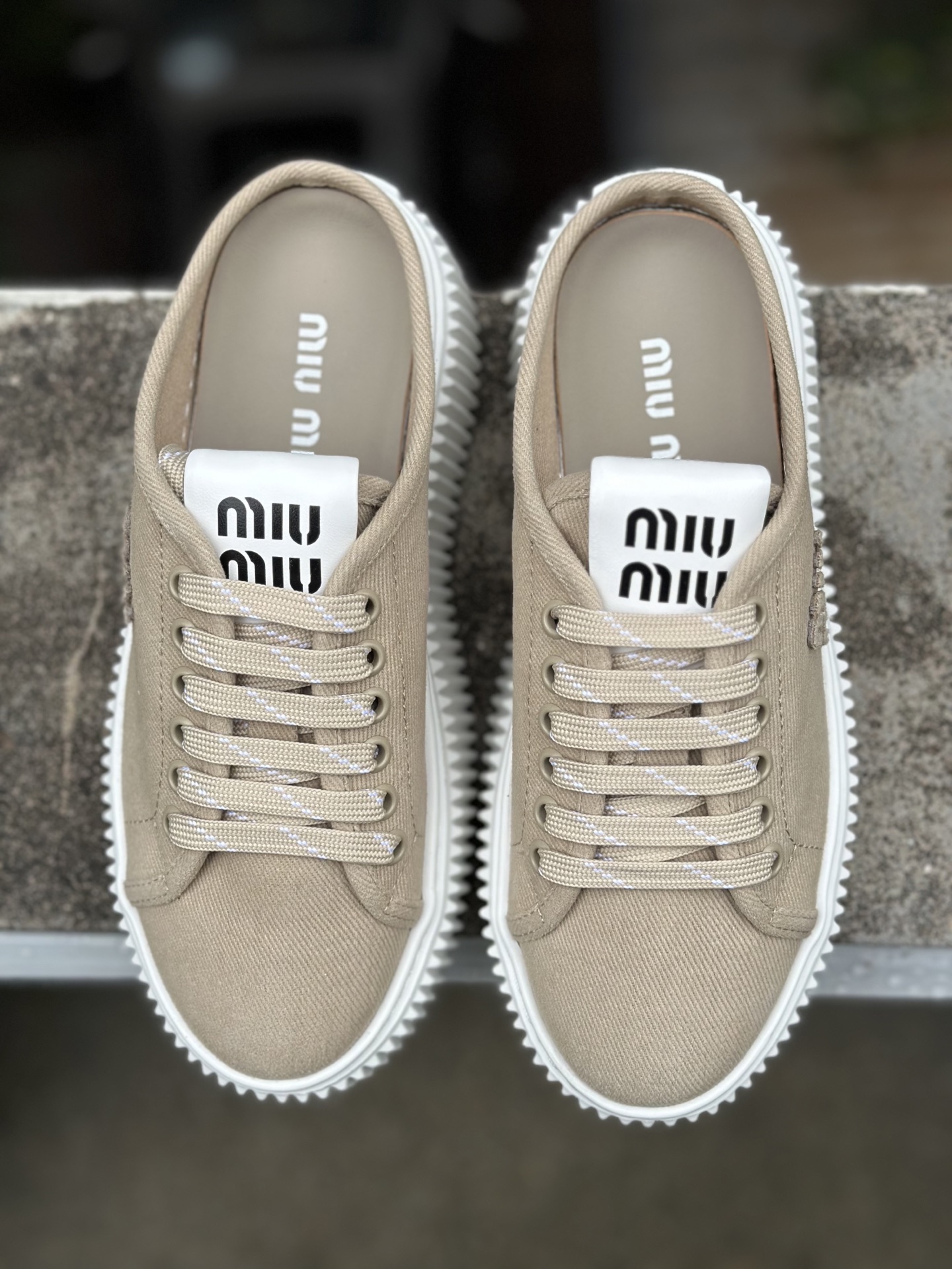miumiu缪缪时装周Miu Miu 2025春夏系列秀场 半拖