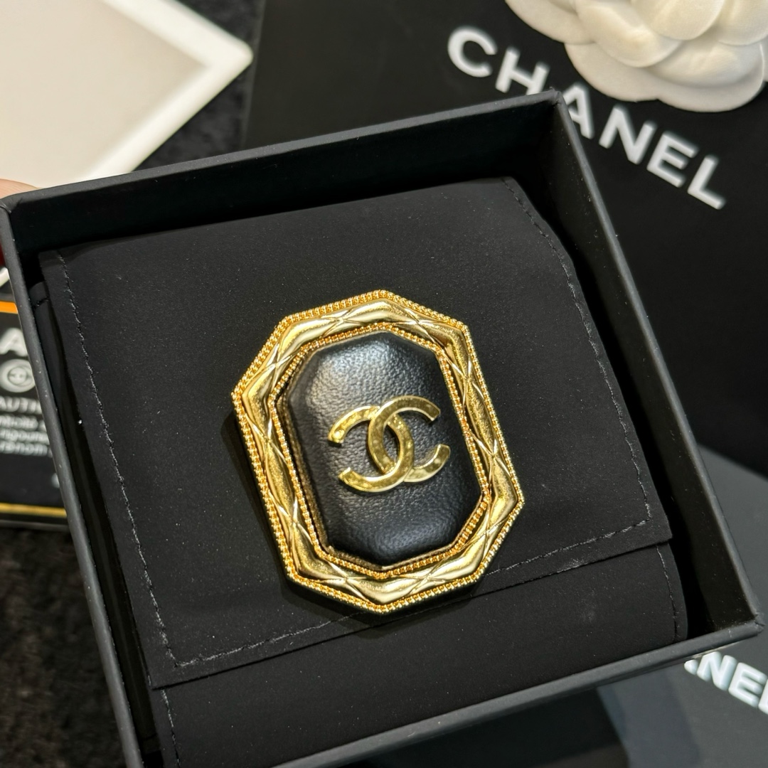 Chanel Joalheria Broche Amarelo Latão