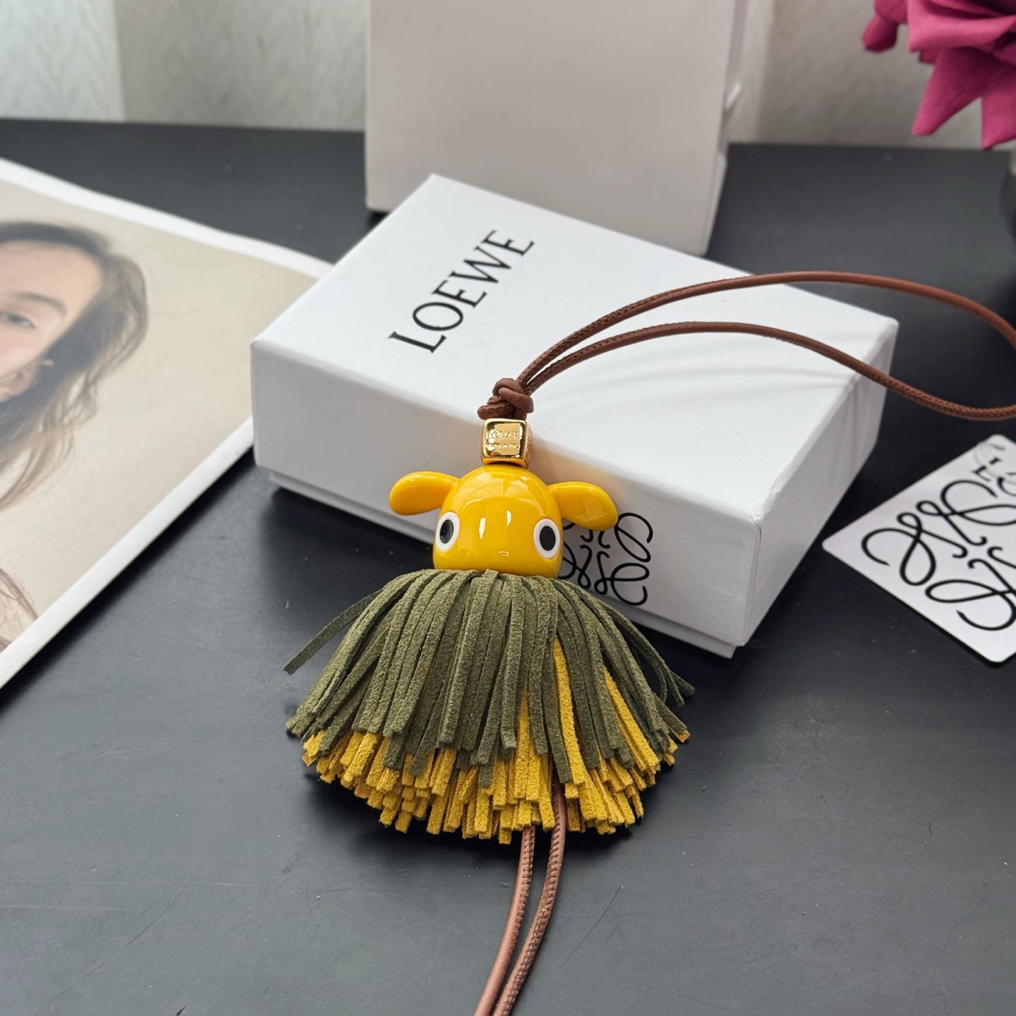 New Loewe Puzz Pixie-Dedie Hanger in Tan/Yellow Cow Leather – Unique and Playful! - 图片 3