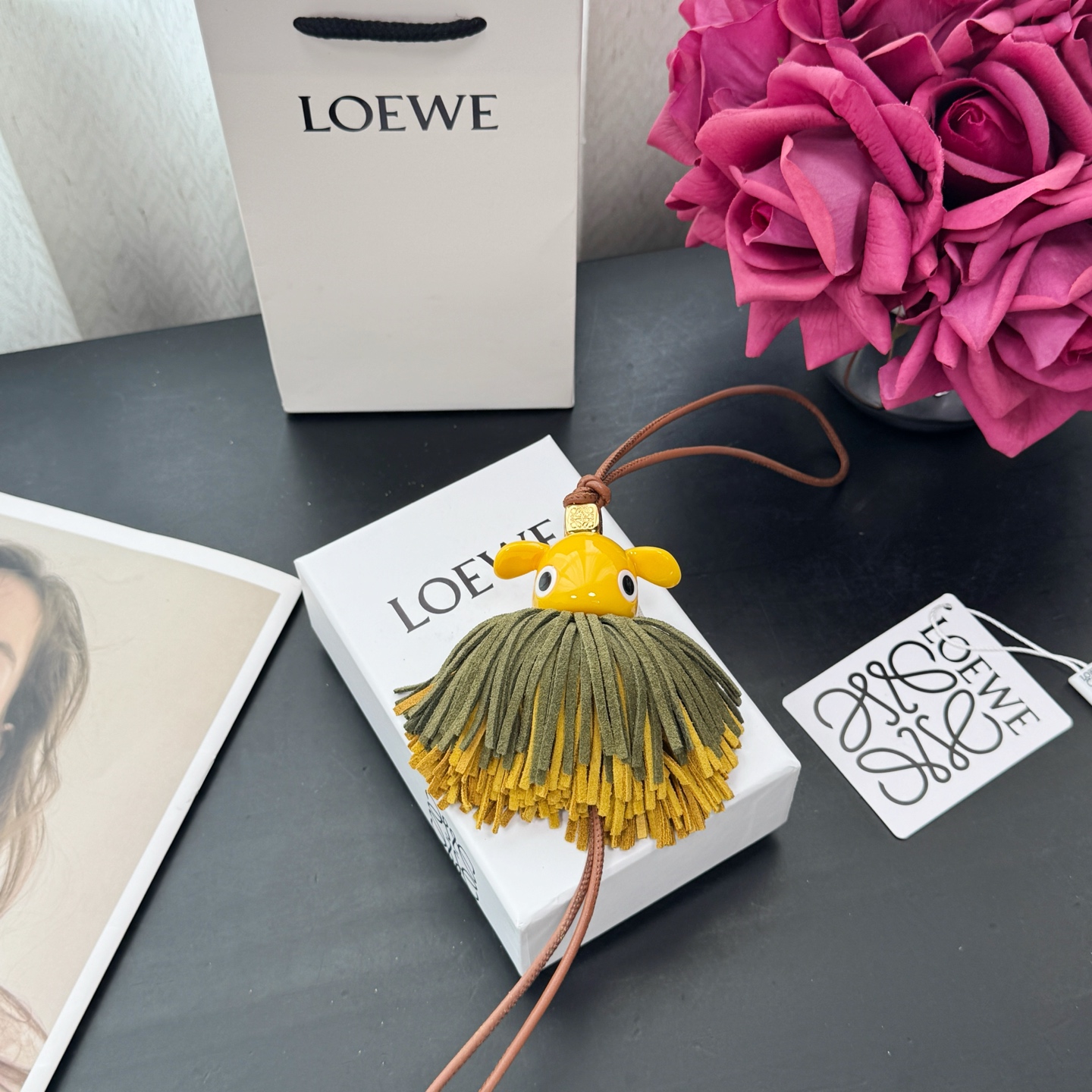 New Loewe Puzz Pixie-Dedie Hanger in Tan/Yellow Cow Leather – Unique and Playful! - 图片 2