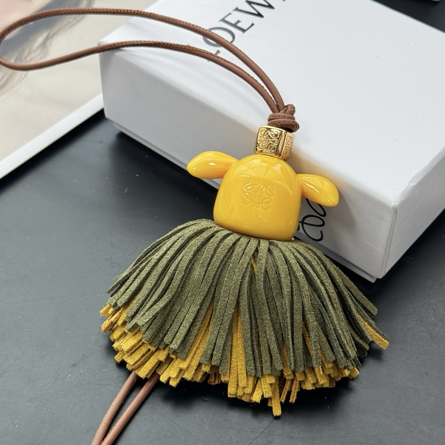 New Loewe Puzz Pixie-Dedie Hanger in Tan/Yellow Cow Leather – Unique and Playful! - 图片 6