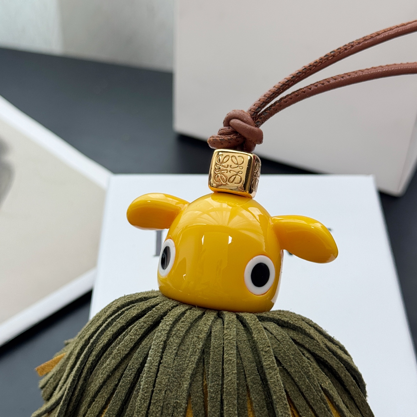 New Loewe Puzz Pixie-Dedie Hanger in Tan/Yellow Cow Leather – Unique and Playful! - 图片 7