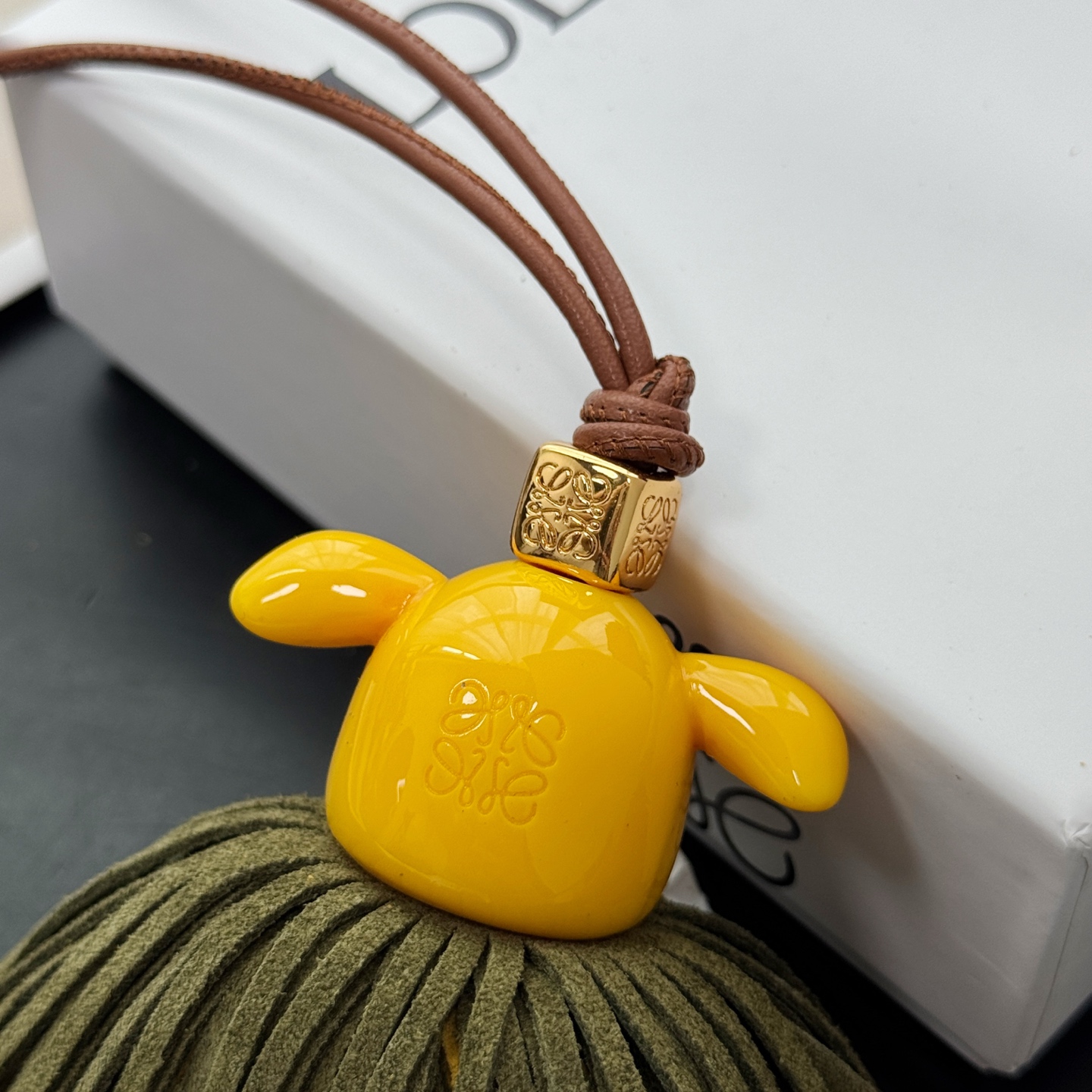 New Loewe Puzz Pixie-Dedie Hanger in Tan/Yellow Cow Leather – Unique and Playful! - 图片 9
