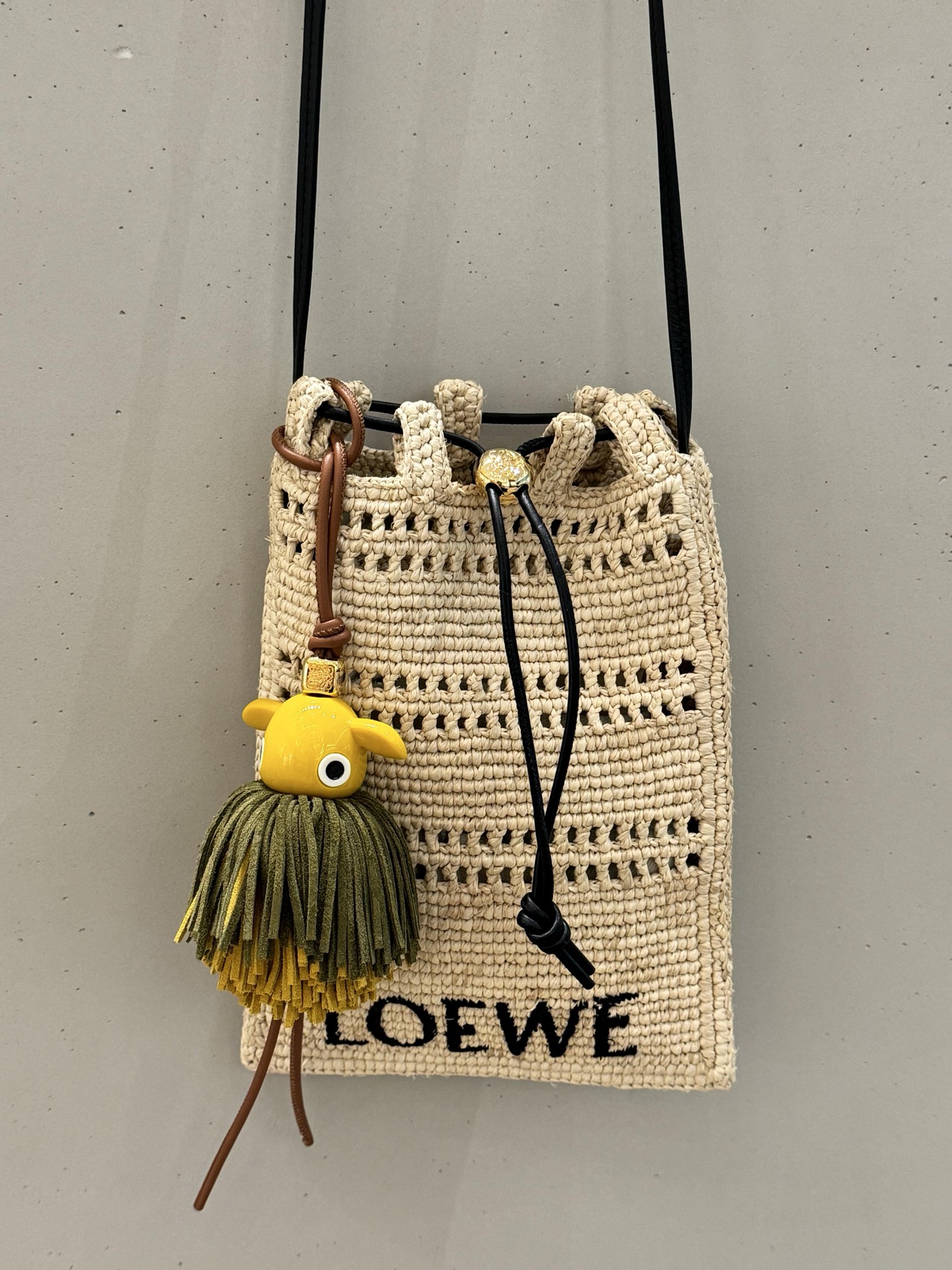 New Loewe Puzz Pixie-Dedie Hanger in Tan/Yellow Cow Leather – Unique and Playful! - 图片 4