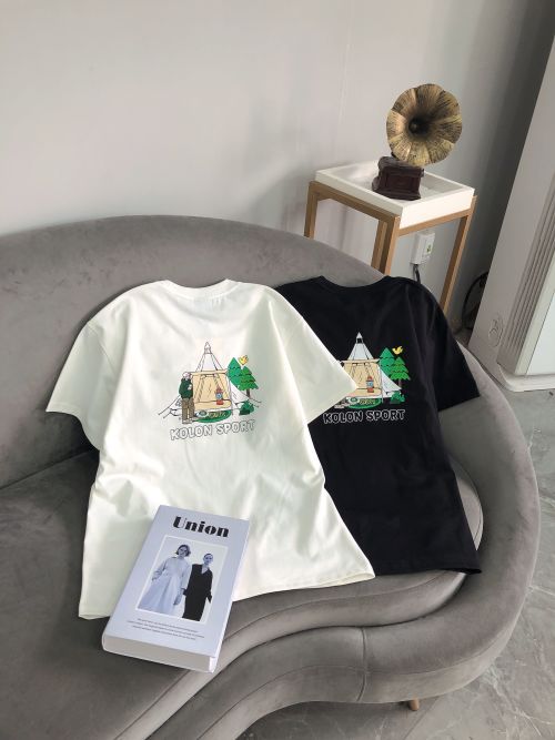 Camiseta Kolon Sport de Algodón con Diseño de Camping Evergreen para Hombre y Mujer 1 Camiseta Kolon Sport de Algodón con Diseño de Camping Evergreen para Hombre y Mujer