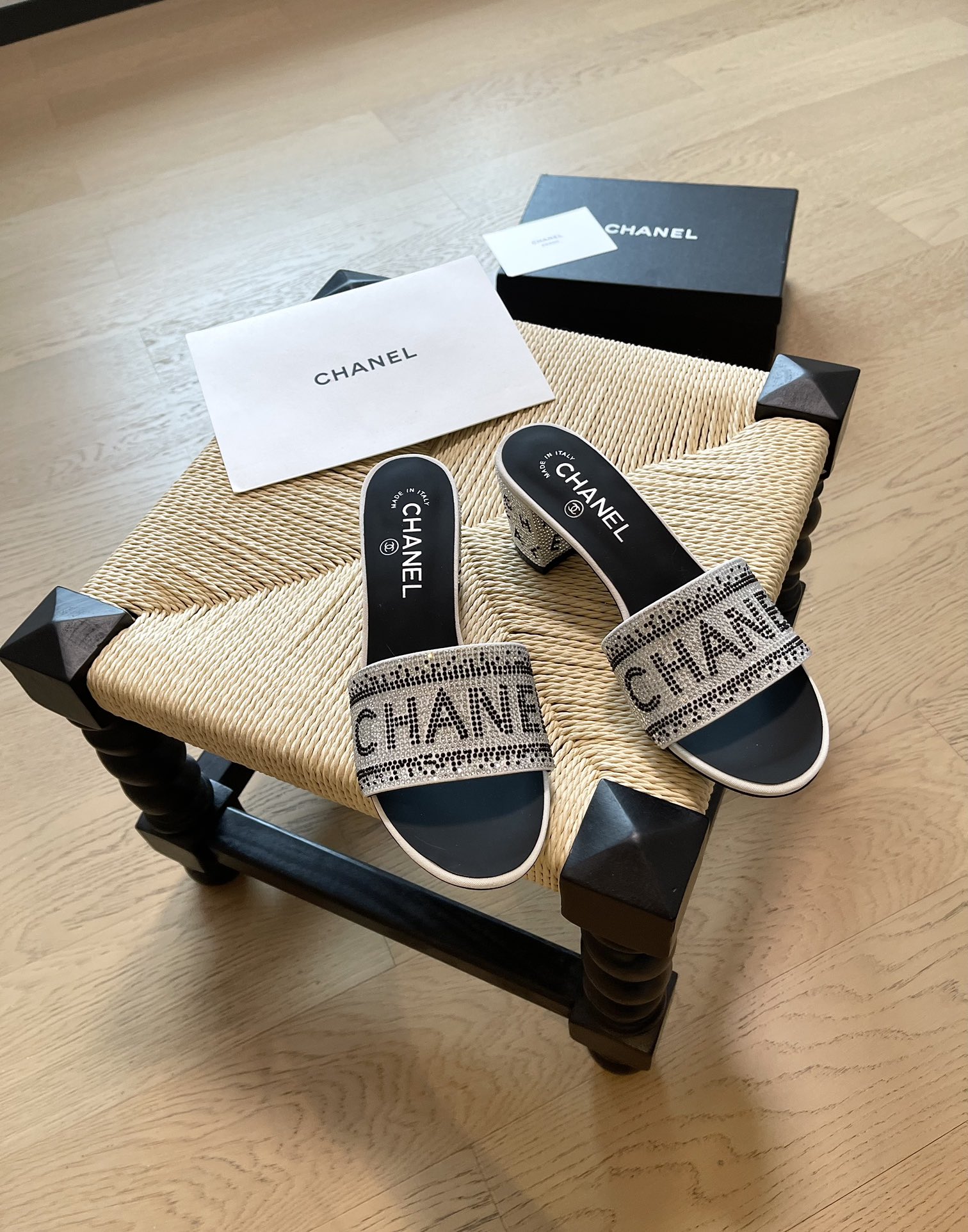 NO:235408,Chanel Early Spring Full Diamond Slippers Series This is a pair of shining and exquisite slippers bling bling The inner lining of the slippers is imported lambskin, comfort and luxury coexist. The inner lining is cushioned sheepskin, outsole leather outsole. Size: 35-41 