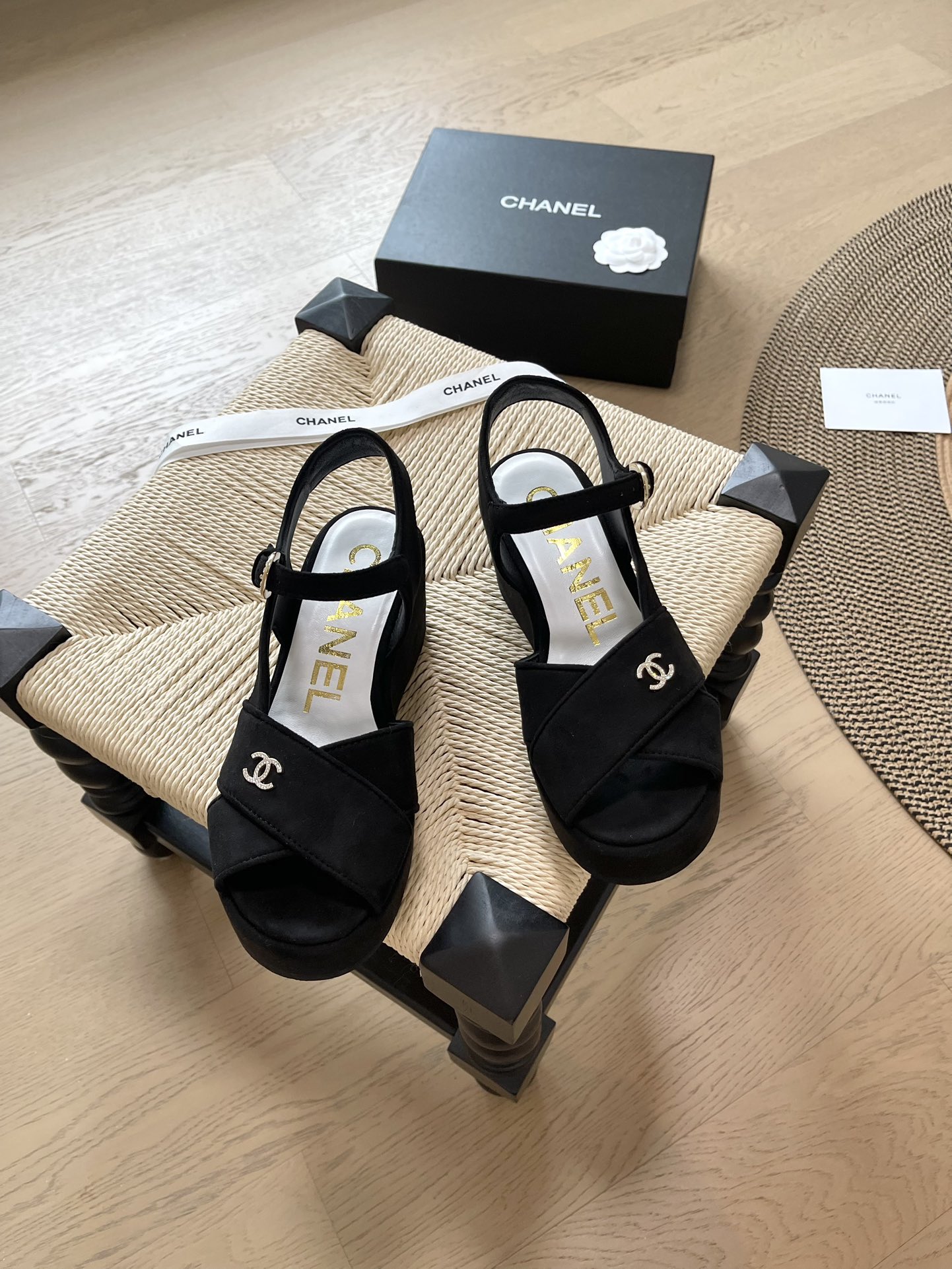 NO:235391,Chanel 24A Fish Mouth Thick-soled Sandals are a super beautiful and taller summer sandals~ You must enter the series in summer!  Thick sole is really yyds in terms of lengthening legs. It is versatile and comfortable~ I instantly become long legs. Upper, supple, inner foot pad, sheepskin, outsole, heel high waterproof platform 4cm, heel 12cm Size: 35-40, sandals, chanel, sandals, sheep19860909Chanel 24A鱼嘴厚底凉鞋 超级无敌美且增高的一款夏日凉鞋~ 夏天一定要入系列！厚底在拉长腿方面真是yyds 百搭舒适~上脚秒变大长腿 鞋面羊京绒面 内里垫脚羊皮 大底原版大底 跟高防水台4cm 后跟12cm 码数:35-40,凉鞋,chanel,sandals,sheepskin,sheep,Women's Shoes