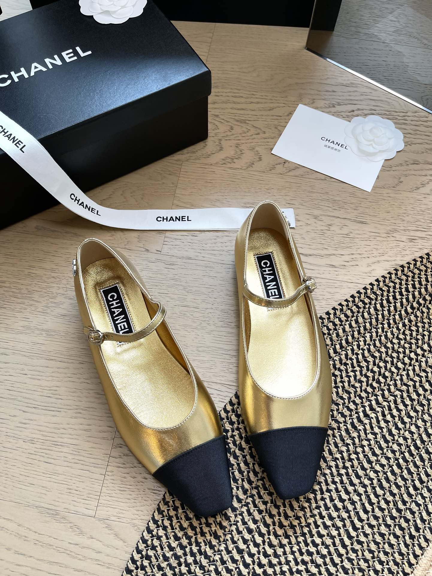 NO:255214,Chanel 24P spring new Mary Jane square-toe single shoes, counter out of stock!  Silver is really awesome. The toe is square toe. The shoe style is very suitable for matching with any pants. This pair of shoes can accompany you for a spring and summer. Inner sheepskin. Outsole genuine leather sole. Size: 35-40. Single shoes, chanel, mary jane, sheepskin.19860909Chanel 24P春季新款玛丽珍方尖头单鞋 专柜断货款！ 银色真的绝绝绝子 鞋头是方尖头~鞋型非常适合搭配任何裤子 这双鞋子能陪你一个春夏季 内里羊皮 大底真皮底 码数:35-40,单鞋,chanel,mary jane,sheepskin,Women's Shoes