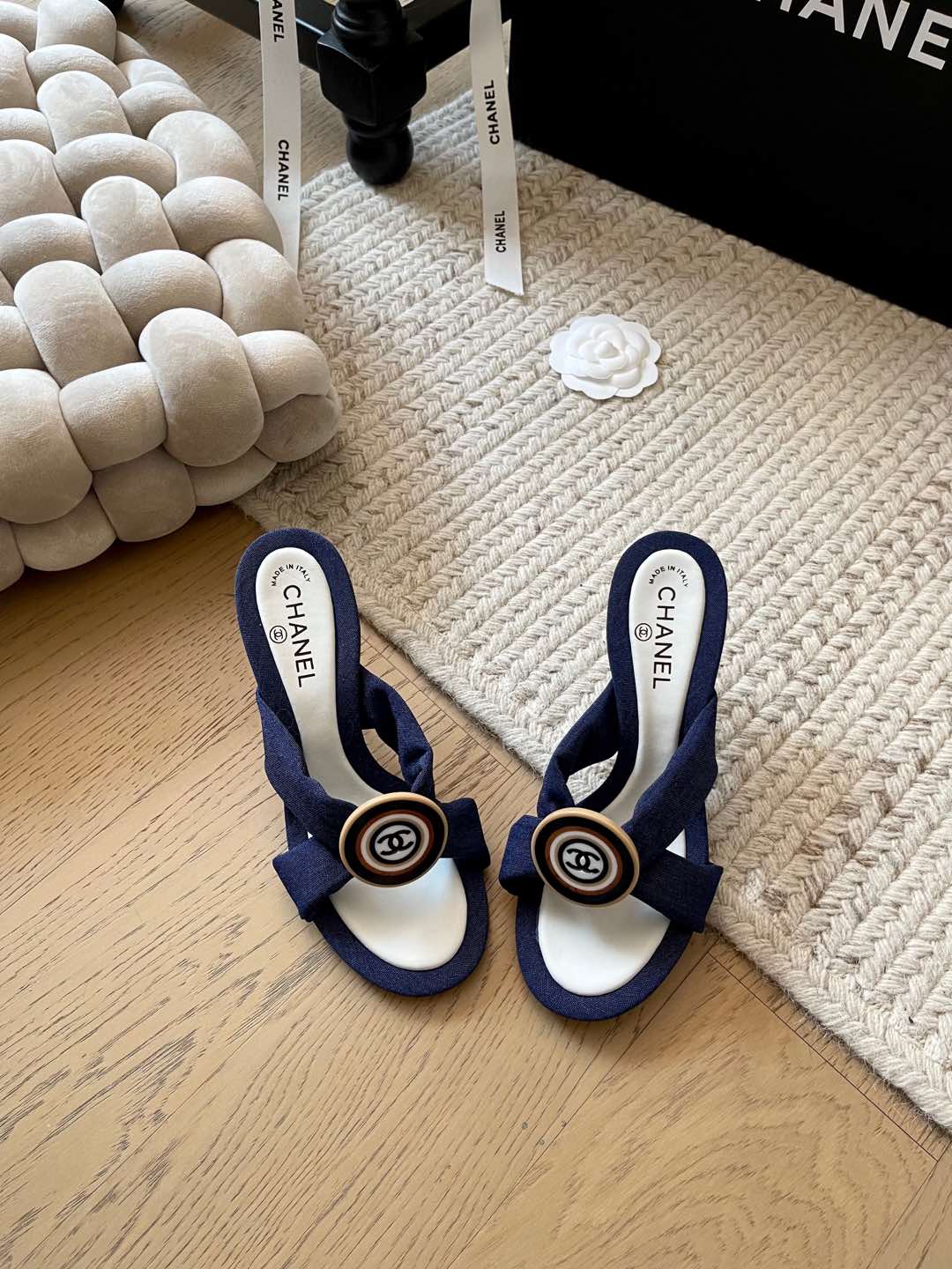 NO:164578,Chanel 25C early spring new cross-heeled slippers!  Top version!  It is released first in early spring, super fairy and versatile!  Heel height 3.5/7.5cm upper sheepskin footbed sheepskin genuine leather outsole size 34-41 Customized non-return or replacement, slippers, chanel, slippers, sheepskin, Leather soles19860909Chanel 25C早春新款交叉高跟拖鞋！ 顶级版本！ 早春抢先发售 上脚超级仙又百搭！ 跟高3.5/7.5cm 鞋面羊皮 垫脚羊皮 真皮大底 码数34-41 定制不退不换,拖鞋,chanel,slippers,sheepskin,Leather soles,Women's Shoes