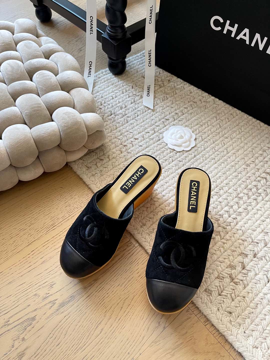 NO:164572,Chanel 25C early spring new thick-soled slippers!  Top version!  One-foot pedal series!  Heel height 8cm, becomes long legs in seconds, cowhide, inner sheepskin, original outsole, size 34-41, customized, no return or replacement, slippers, chanel, slippers, cowhide, sheepskin19860909Chanel 25C早春新款厚底拖鞋！ 顶级版本！ 一脚蹬系系列！ 跟高8cm 秒变大长腿 鞋面牛皮 内里羊皮 原版大底 码数34-41 定制不退不换,拖鞋,chanel,slippers,cowhide,sheepskin,Women's Shoes