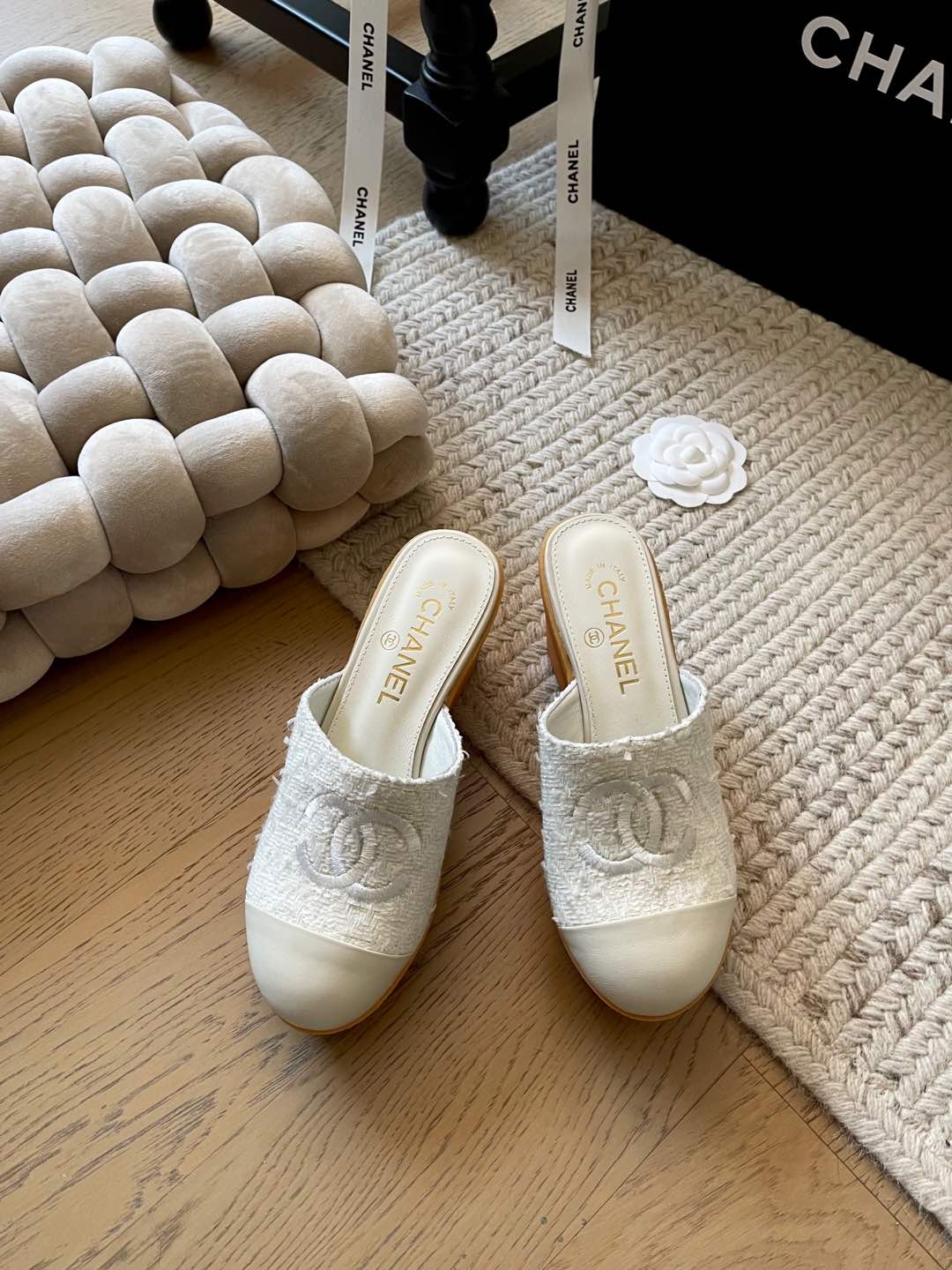 NO:164575,Chanel 25C early spring new thick-soled slippers!  Top version!  One-foot pedal series!  Heel height 8cm, becomes long legs in seconds, cowhide, inner sheepskin, original outsole, size 34-41, customized, no return or replacement, slippers, chanel, slippers, cowhide, sheepskin19860909Chanel 25C早春新款厚底拖鞋！ 顶级版本！ 一脚蹬系系列！ 跟高8cm 秒变大长腿 鞋面牛皮 内里羊皮 原版大底 码数34-41 定制不退不换,拖鞋,chanel,slippers,cowhide,sheepskin,Women's Shoes