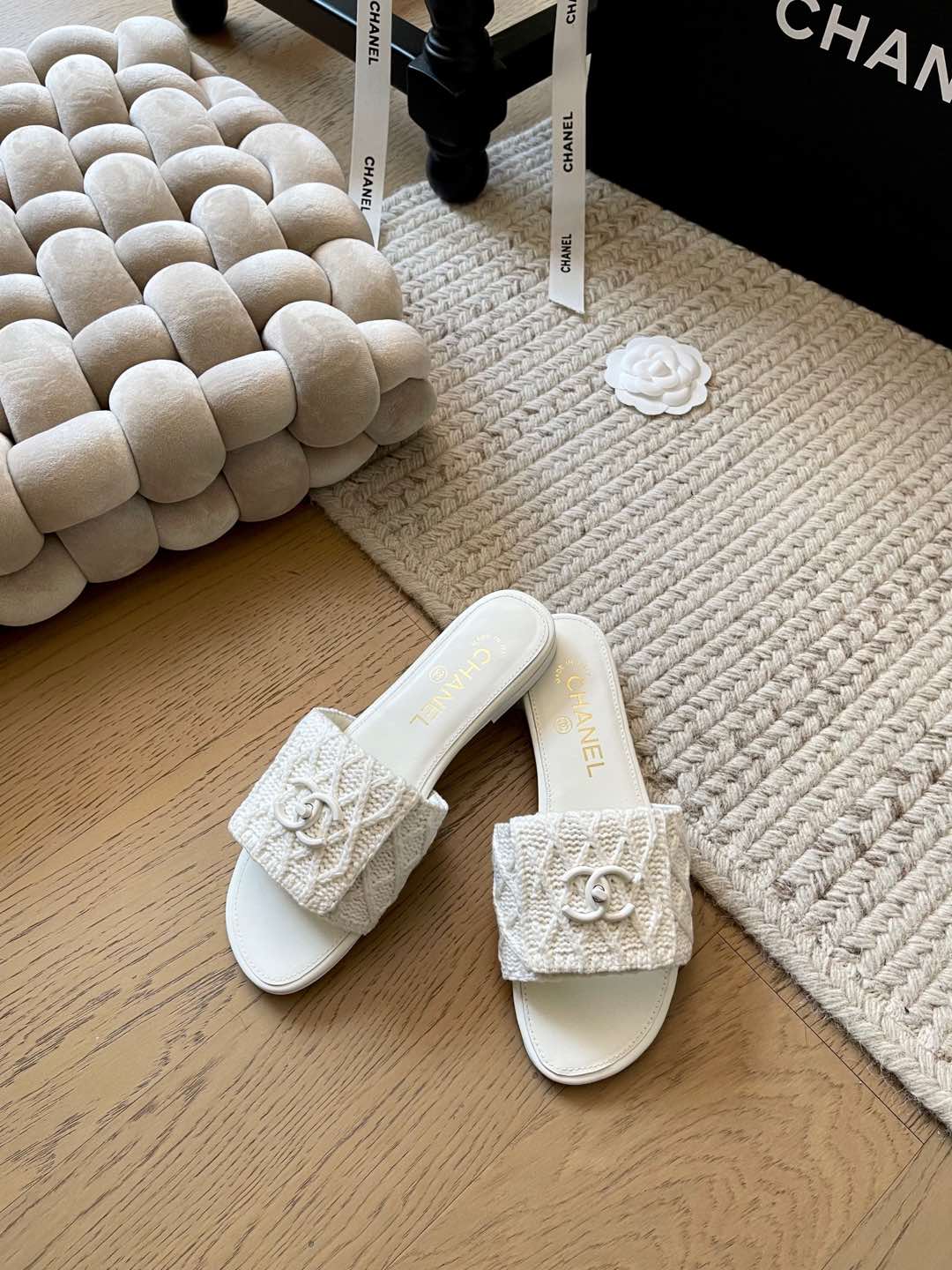 NO:164566,Chanel 25C early spring new schoolbag buckle slippers top version!  Popular slippers are on sale first, very fairy on the feet, classic school bag buckle with double C buckle, wool knitted upper, footbed sheepskin, genuine leather soles, size 34-41 Customized, no return or replacement, slippers, chanel, slippers, sheepskin, Leather soles19860909Chanel 25C早春新款书包扣拖鞋 顶级版本！爆款拖鞋抢先发售 上脚非常仙 经典书包扣搭配双C扣 鞋面羊毛针织 垫脚羊皮 真皮大底 码数34-41 定制不退不换,拖鞋,chanel,slippers,sheepskin,Leather soles,Women's Shoes