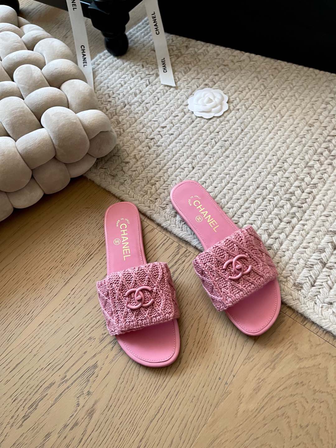 NO:164569,Chanel 25C early spring new schoolbag buckle slippers top version!  Popular slippers are on sale first, very fairy on the feet, classic school bag buckle with double C buckle, wool knitted upper, footbed sheepskin, genuine leather soles, size 34-41 Customized, no return or replacement, slippers, chanel, slippers, sheepskin, Leather soles19860909Chanel 25C早春新款书包扣拖鞋 顶级版本！爆款拖鞋抢先发售 上脚非常仙 经典书包扣搭配双C扣 鞋面羊毛针织 垫脚羊皮 真皮大底 码数34-41 定制不退不换,拖鞋,chanel,slippers,sheepskin,Leather soles,Women's Shoes