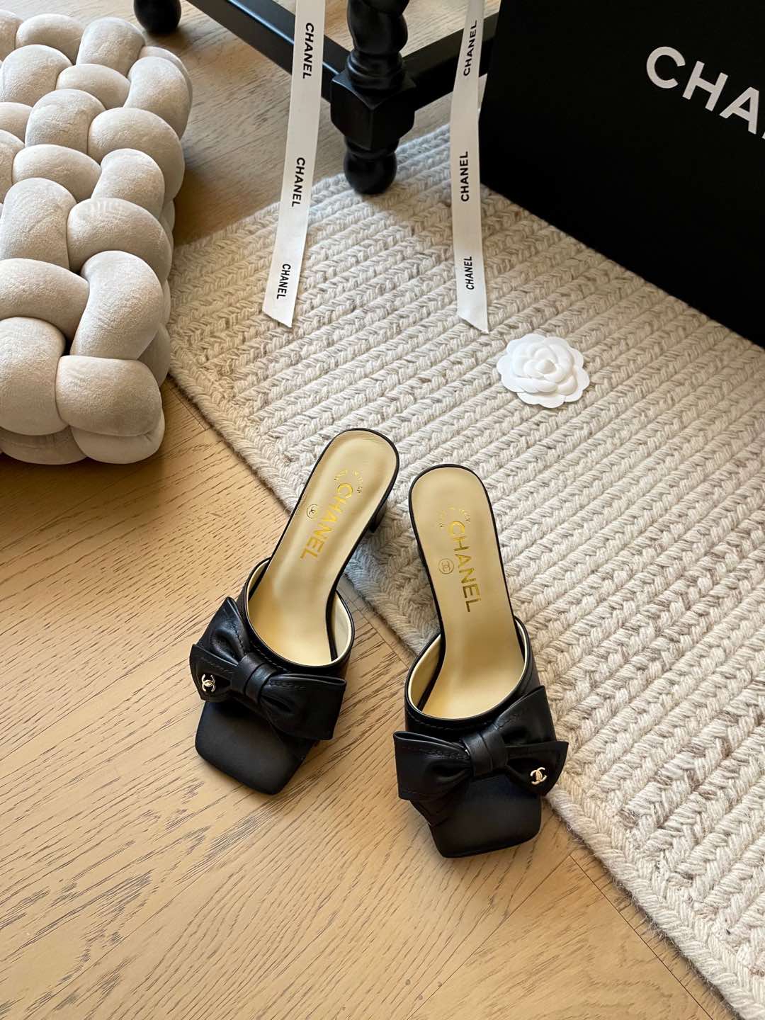 NO:235428,Chanel 25C early spring new thick-heel bow slippers!  Top version!  Classic bow design Heel height 6cm upper imported lambskin footbed mixed breed sheepskin Original genuine leather sole Size 34-41 Customized non-return or replacement, slippers, chanel, slippers, sheepskin19860909Chanel 25C早春新款粗跟蝴蝶结拖鞋！ 顶级版本！经典蝴蝶结设计 跟高6cm 鞋面进口小羊皮 垫脚混种羊皮 原版真皮底 码数34-41 定制不退不换,拖鞋,chanel,slippers,sheepskin,Women's Shoes