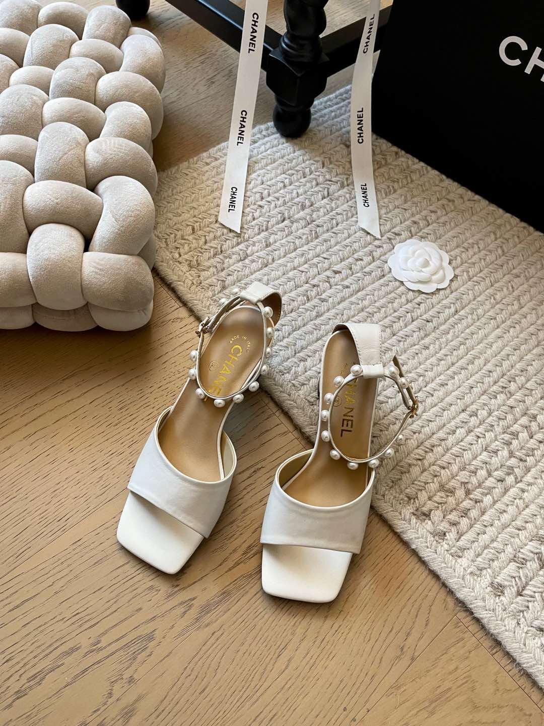 NO:235426,Chanel 25C early spring new pearl thick heel sandals!  Top version!  Essential fairy style, heel height 6cm, imported lambskin upper, footbed mixed-bred sheepskin, original genuine leather sole, size 34-41, customized, no return or replacement, sandals, chanel, sandals, sheepskin19860909Chanel 25C早春新款珍珠粗跟凉鞋！ 顶级版本！仙女必备款 跟高6cm 鞋面进口小羊皮 垫脚混种羊皮 原版真皮底 码数34-41 定制不退不换,凉鞋,chanel,sandals,sheepskin,Women's Shoes