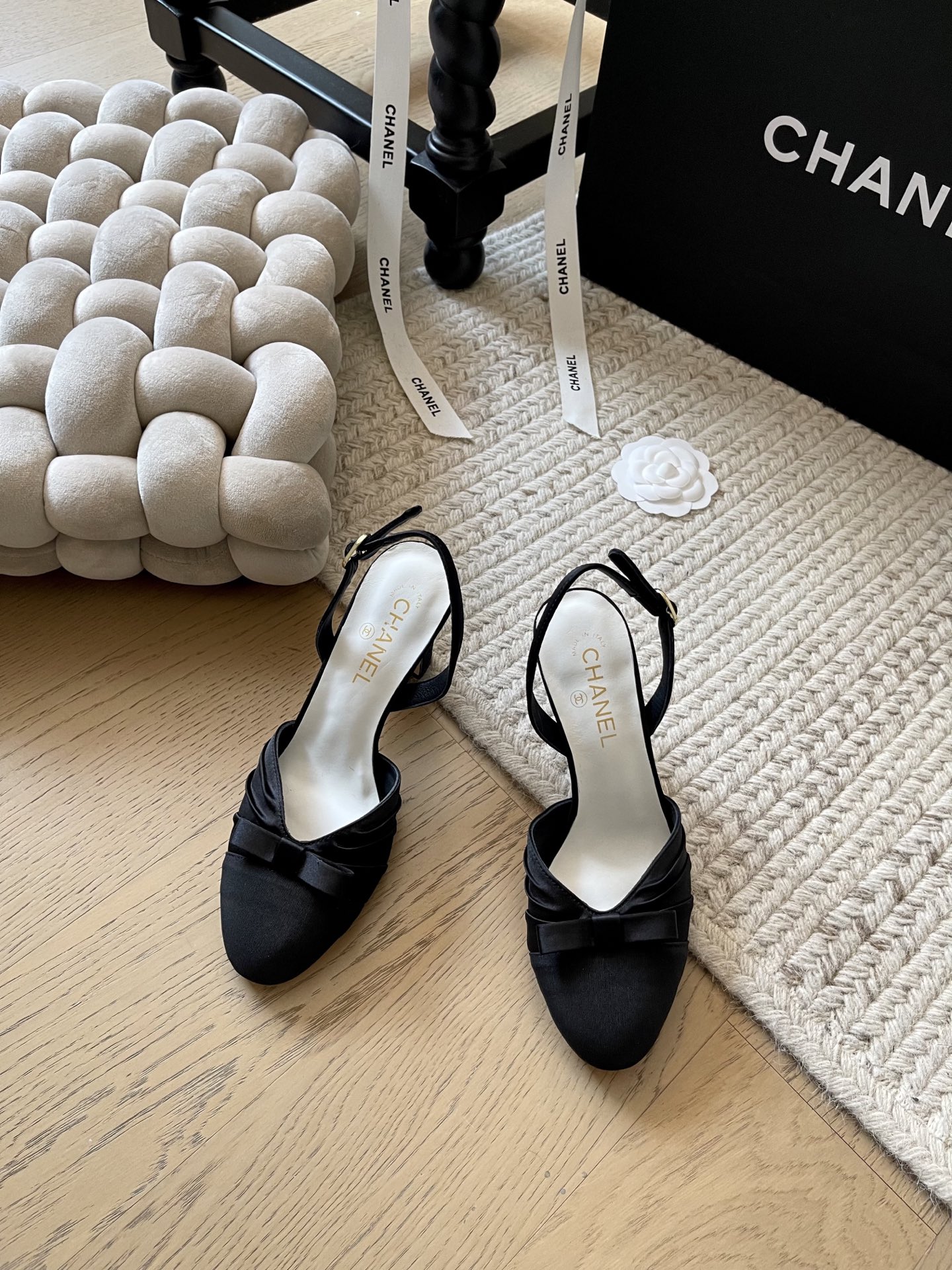 NO:173535,Chanel 25C early spring new bow heels!  Top version!  Very nice on the upper, original custom silk cowhide, foot pad, silk sheepskin, heel height 8cm, genuine leather outsole, size 34-41 Customized non-return or replacement, high heels, chanel, high heels, cowhide, sheepskin, real silk, Leather soles19860909Chanel 25C早春新款蝴蝶结高跟！ 顶级版本！ 上脚非常好看 鞋面 原版定制真丝牛皮 垫脚 丝绸羊皮 跟高8cm 真皮大底 码数34-41 定制不退不换,高跟鞋,chanel,high heels,cowhide,sheepskin,real silk,Leather soles,Women's Shoes