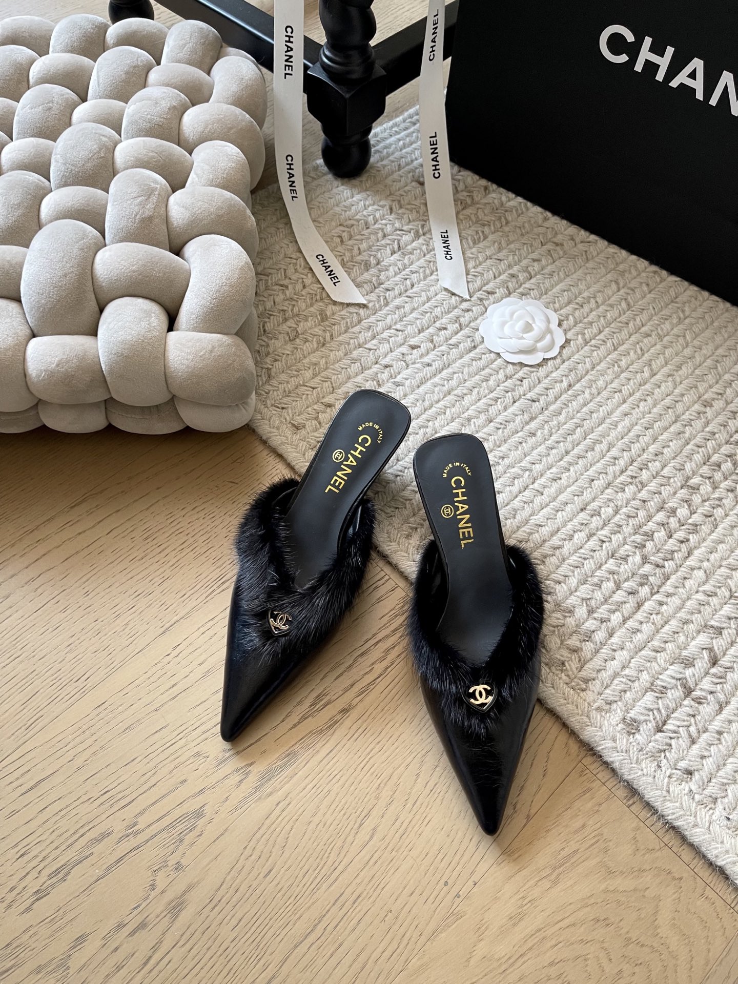 NO:238516,Chanel 25C early spring new rabbit-haired muller slippers!  Top version!  The pointed head is very beautiful with rabbit fur. It looks slimming when you put it on your feet. The invisible high heels are!  Upper Imported lambskin footbed sheepskin genuine leather outsole size 34-41 Customized non-return or replacement, semi-torque, chanel, slippers, sheepskin, Leather soles19860909Chanel 25C早春新款兔毛穆勒拖鞋！ 顶级版本！尖头搭配兔毛非常好看 上脚嘎嘎显瘦 隐形小高跟！ 鞋面 进口小羊皮 垫脚 羊皮 真皮大底 码数34-41 定制不退不换,半拖,chanel,slippers,sheepskin,Leather soles,Women's Shoes