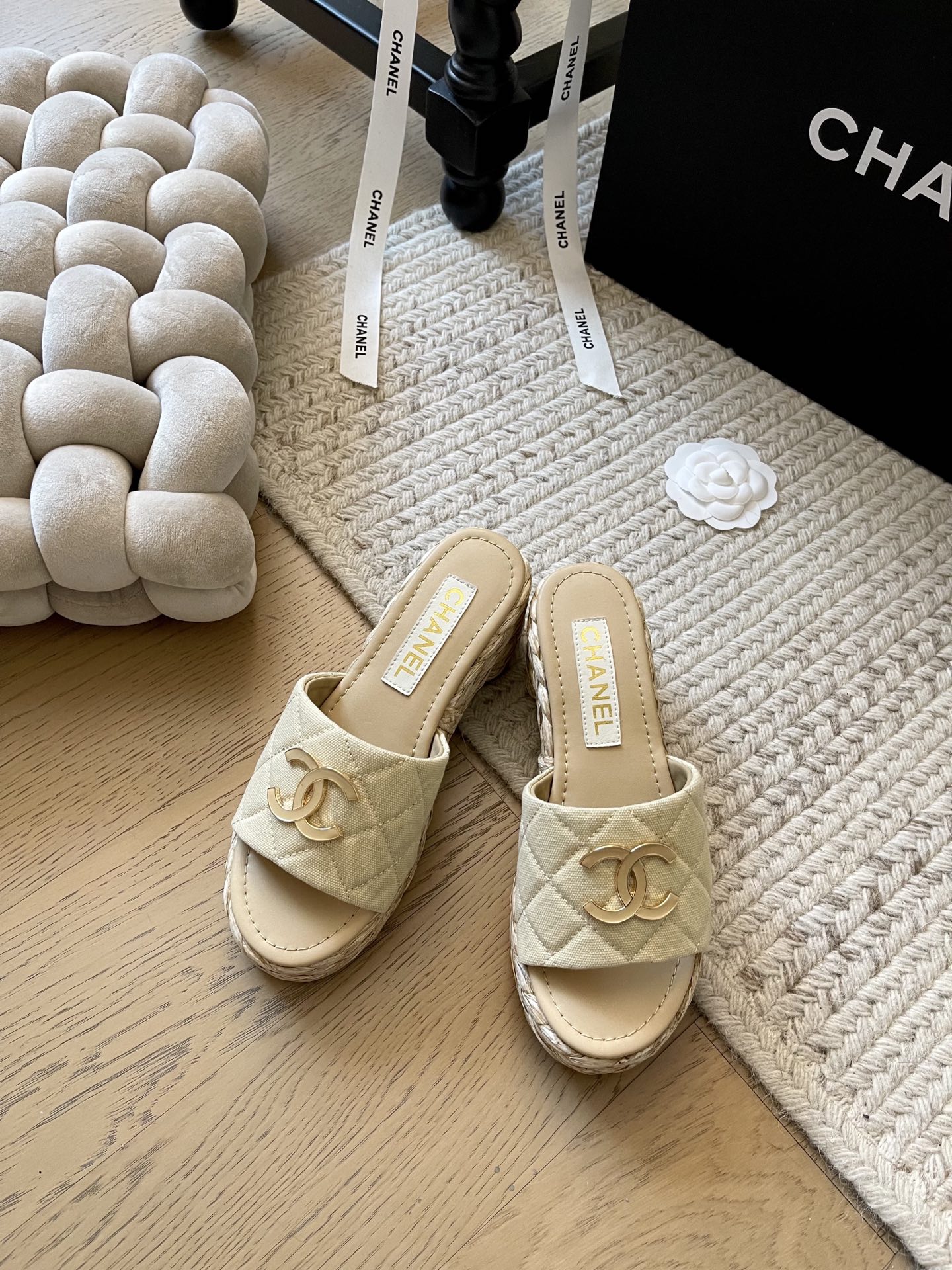 NO:170155,Chanel 25C early spring new thick-soled woven slippers!  Top version!  6cm height increase, original custom sheepskin on the upper, foot pad sheepskin, hemp rope braid, rubber outsole, foot becomes long legs in seconds, size 34-41 Customized, no return or replacement, slippers, chanel, slippers, sheepskin19860909Chanel 25C早春新款厚底编织拖鞋！ 顶级版本！6cm增高 鞋面原版定制羊皮 垫脚羊皮 麻绳编织 橡胶大底 上脚秒变大长腿 码数34-41 定制不退不换,拖鞋,chanel,slippers,sheepskin,Women's Shoes