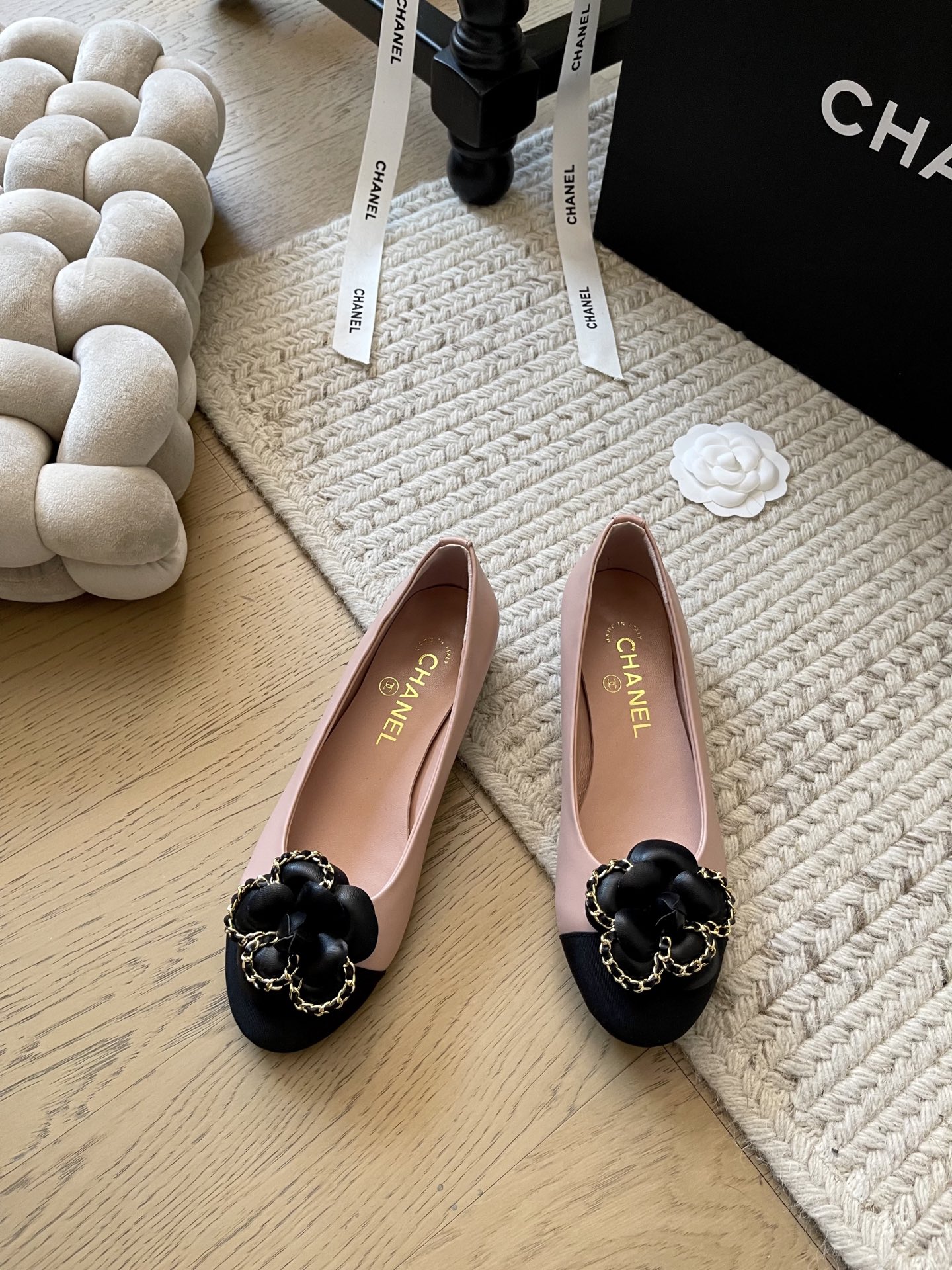 NO:173529,Chanel 25C early spring new camellia single shoes!  Top version!  Classic camellia accessories, full of high-end feel, very nice on the feet, imported lambskin upper, footbed sheepskin, genuine leather soles, size 34-41 Customized, non-return, single shoes, chanel, sheepskin, Leather soles19860909Chanel 25C早春新款山茶花单鞋！ 顶级版本！经典山茶花配饰 高级感十足 上脚非常nice 鞋面进口小羊皮 垫脚羊皮 真皮大底 码数34-41 定制不退不换,单鞋,chanel,sheepskin,Leather soles,Women's Shoes