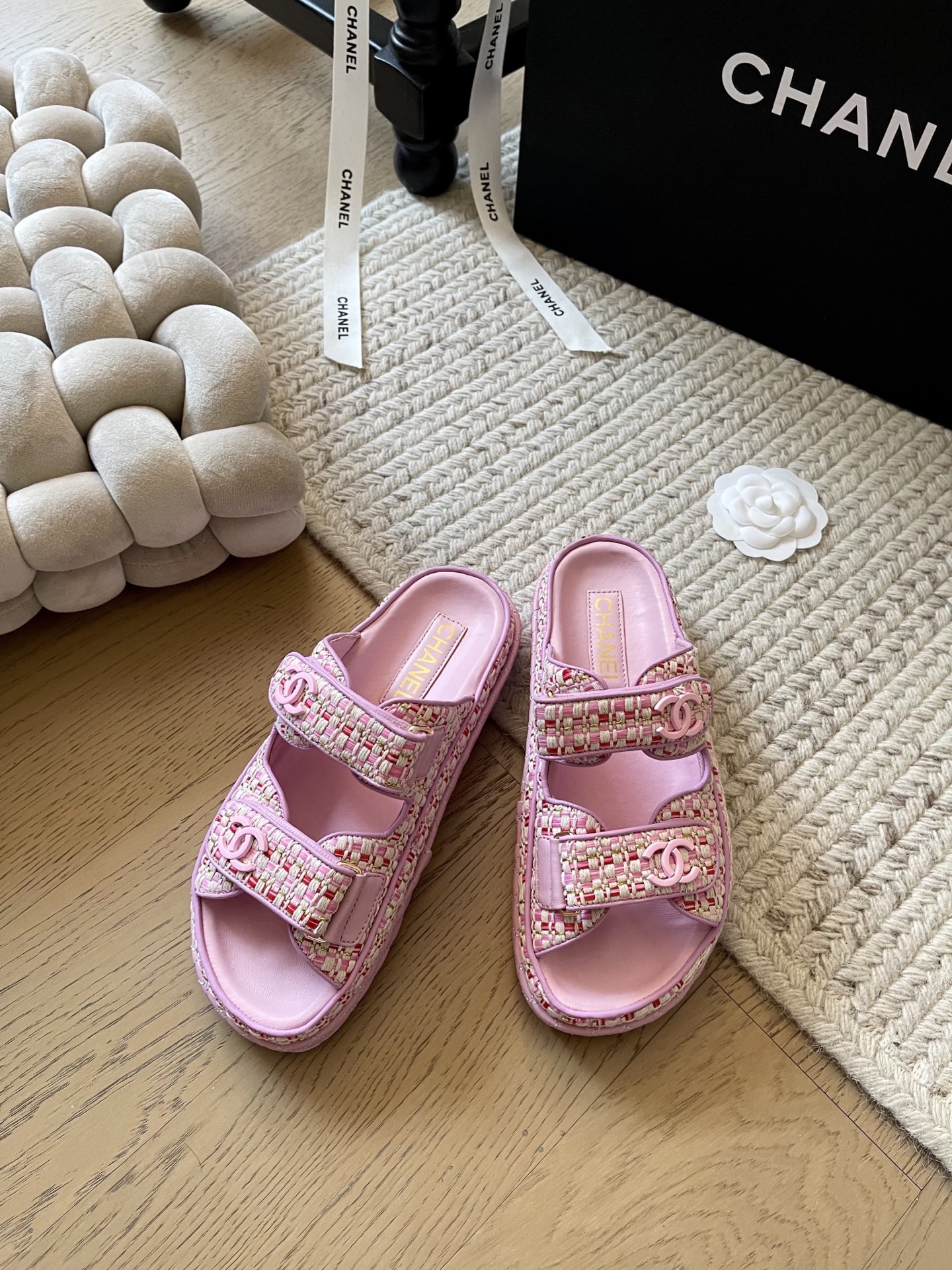 NO:168027,Chanel Velcro Sandals New Color Series!  Classics among classics don’t need to introduce too much. It’s very popular every summer~ Just close your eyes and get the right version. The right version!  The inner code counter is consistent, fabric sheepskin, foamed bottom!  Number of codes: 34-41 Customized, no return or exchange, top version, semi-drag, chanel, sandals, sheepskin19860909Chanel 魔术贴凉鞋新色系列！ 经典中的经典 这款不用过多介绍了 每年夏天都非常火~ 闭眼入就对了 对版对标版本！ 内里编码专柜一致 面料羊皮 发泡大底！ 码数:34-41 定制不退不换 顶级版本,半拖,chanel,sandals,sheepskin,Women's Shoes