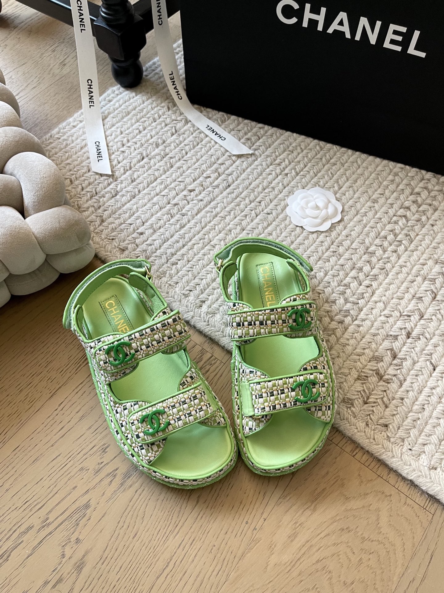 NO:173515,Chanel Velcro Sandals New Color Series!  Classics among classics don’t need to introduce too much. It’s very popular every summer~ Just close your eyes and get the right version. The right version!  The inner code counter is consistent, fabric sheepskin, foamed bottom!  Number of codes: 34-41 Customized, no return or exchange, top version, sandals, chanel, sandals, sheepskin19860909Chanel 魔术贴凉鞋新色系列！ 经典中的经典 这款不用过多介绍了 每年夏天都非常火~ 闭眼入就对了 对版对标版本！ 内里编码专柜一致 面料羊皮 发泡大底！ 码数:34-41 定制不退不换 顶级版本,凉鞋,chanel,sandals,sheepskin,Women's Shoes