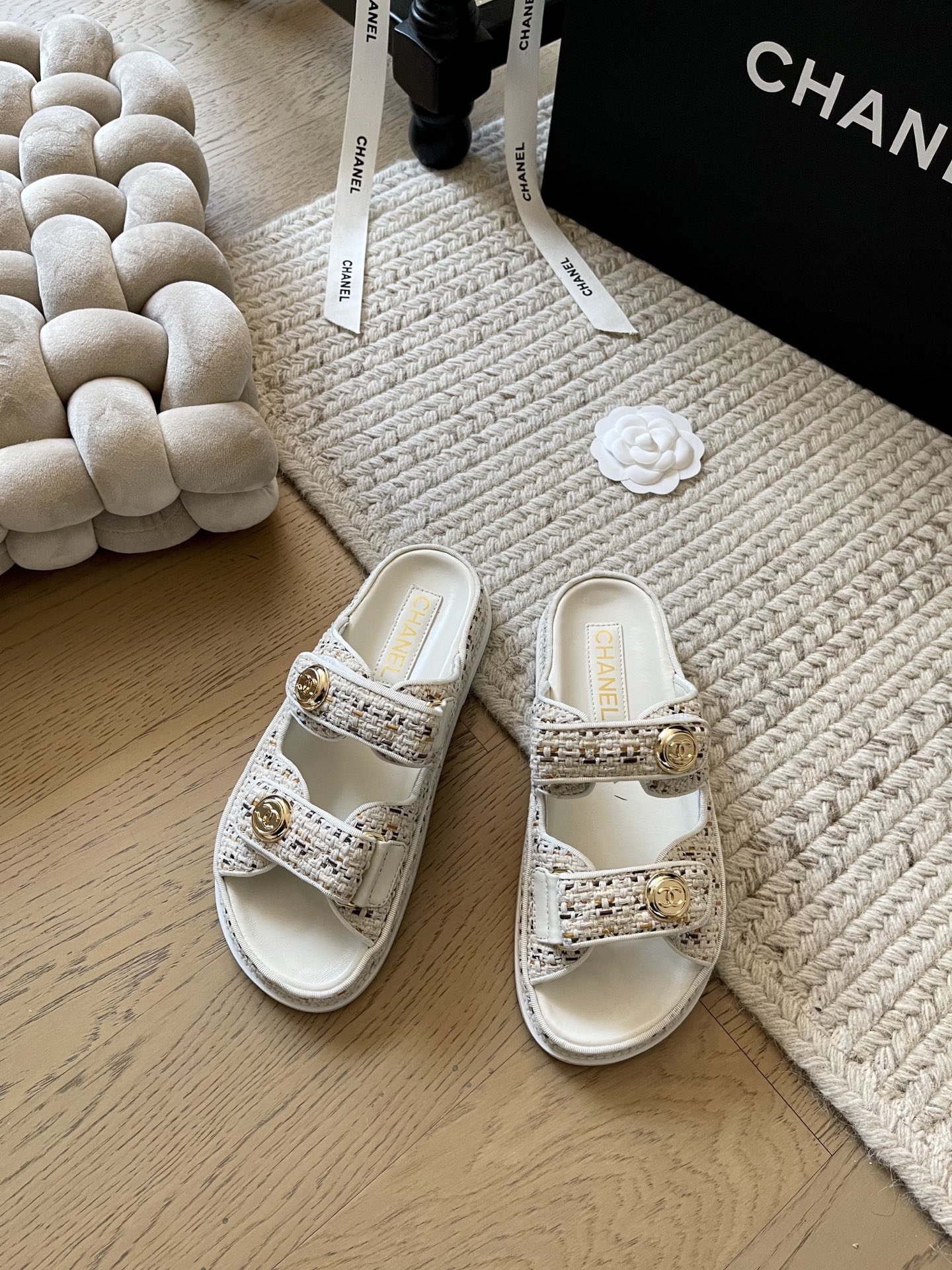 NO:168021,Chanel Velcro Sandals New Color Series!  Classics among classics don’t need to introduce too much. It’s very popular every summer~ Just close your eyes and get the right version. The right version!  The inner code counter is consistent, fabric sheepskin, foamed bottom!  Number of codes: 34-41 Customized, no return or exchange, top version, semi-drag, chanel, sandals, sheepskin19860909Chanel 魔术贴凉鞋新色系列！ 经典中的经典 这款不用过多介绍了 每年夏天都非常火~ 闭眼入就对了 对版对标版本！ 内里编码专柜一致 面料羊皮 发泡大底！ 码数:34-41 定制不退不换 顶级版本,半拖,chanel,sandals,sheepskin,Women's Shoes