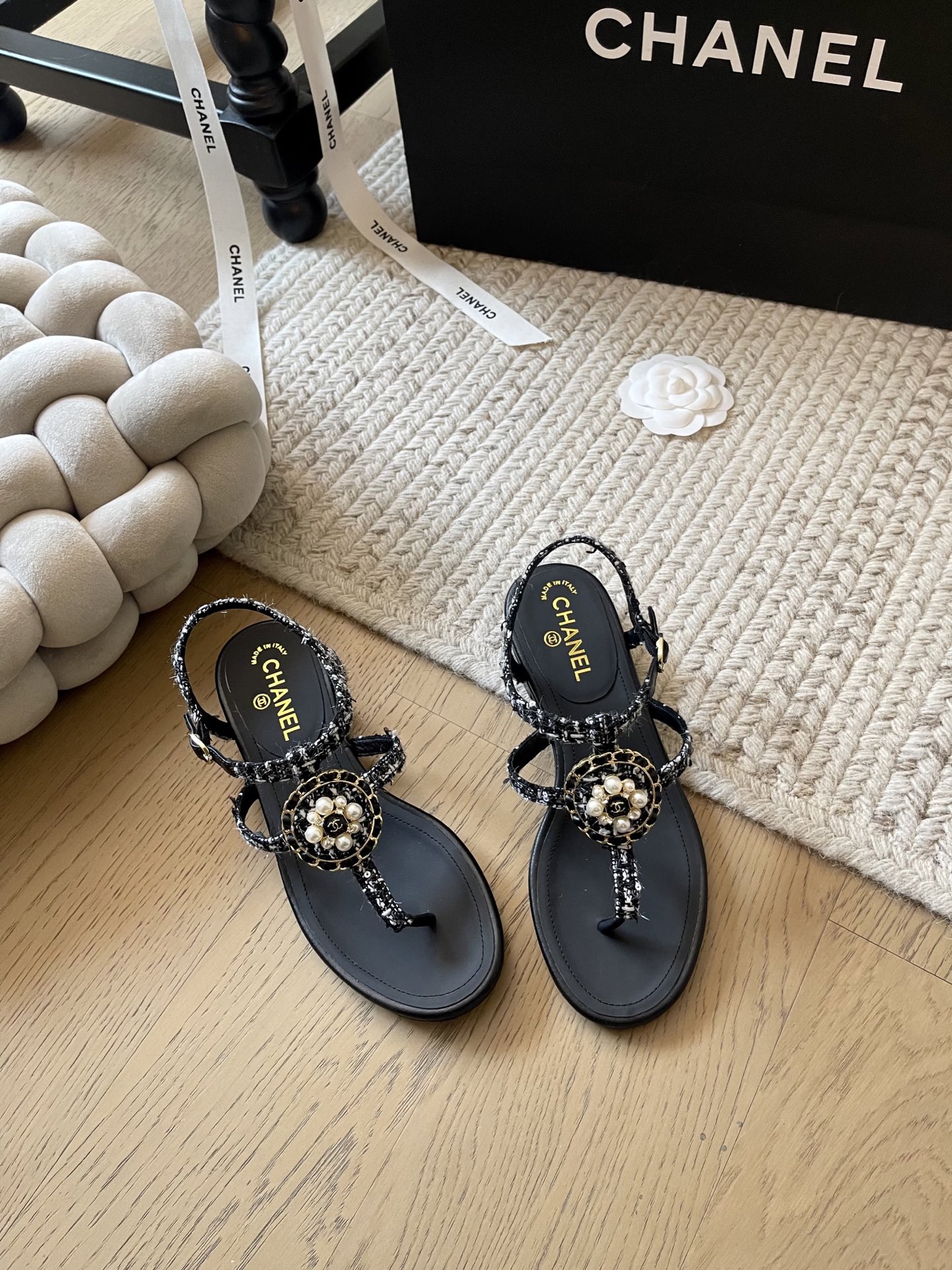 NO:165767,Chanel's new flat sandals collection!  Top version!  There are all series, and new colors are continuously added. Italian imported lambskin, original hardware buckle, sheepskin foot pad, genuine leather sole!  Size 34-41 Customized non-return and exchange, sandals, chanel, sandals, sheepskin, Leather soles19860909Chanel 新款平底凉鞋系列！ 顶级版本！系列都有 陆续不断增加新色 意大利进口小羊皮 原版五金扣 羊皮垫脚 真皮大底！ 码数34-41 定制不退换,凉鞋,chanel,sandals,sheepskin,Leather soles,Women's Shoes