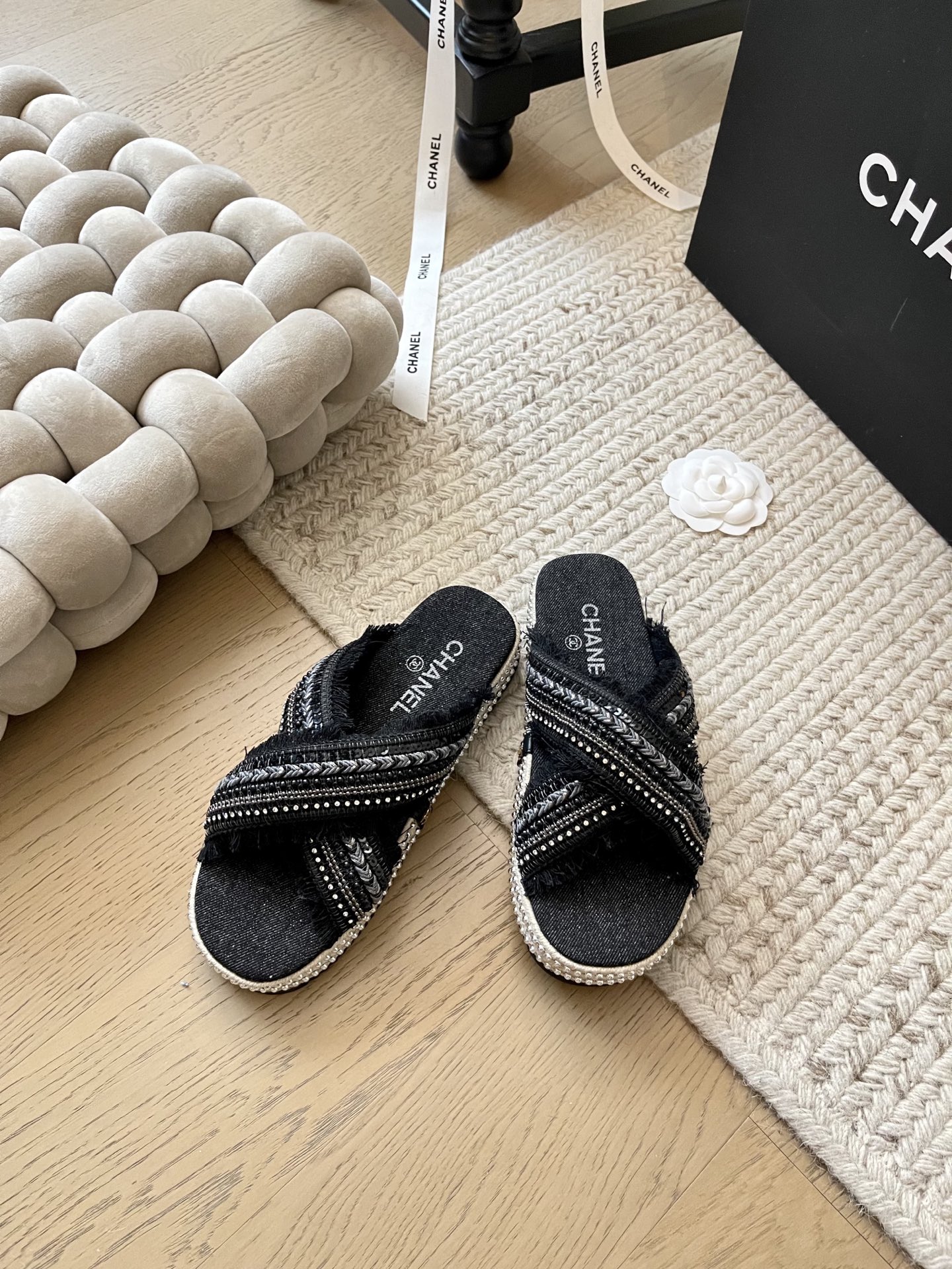 NO:164581,Chanel 25 early spring new retro style thick-soled slippers!  Top version!  Get ready for sale, full of retro style, cross tassels add color, original upper, footbed canvas, non-slip sole, size 34-41, custom-made, no return or replacement, slippers, chanel, slippers19860909Chanel 25早春新款复古风厚底拖鞋！ 顶级版本！抢先发售 复古风满满 交叉流苏增添色彩 原版鞋面 垫脚帆布 防滑大底 码数34-41 定制不退不换,拖鞋,chanel,slippers,Women's Shoes