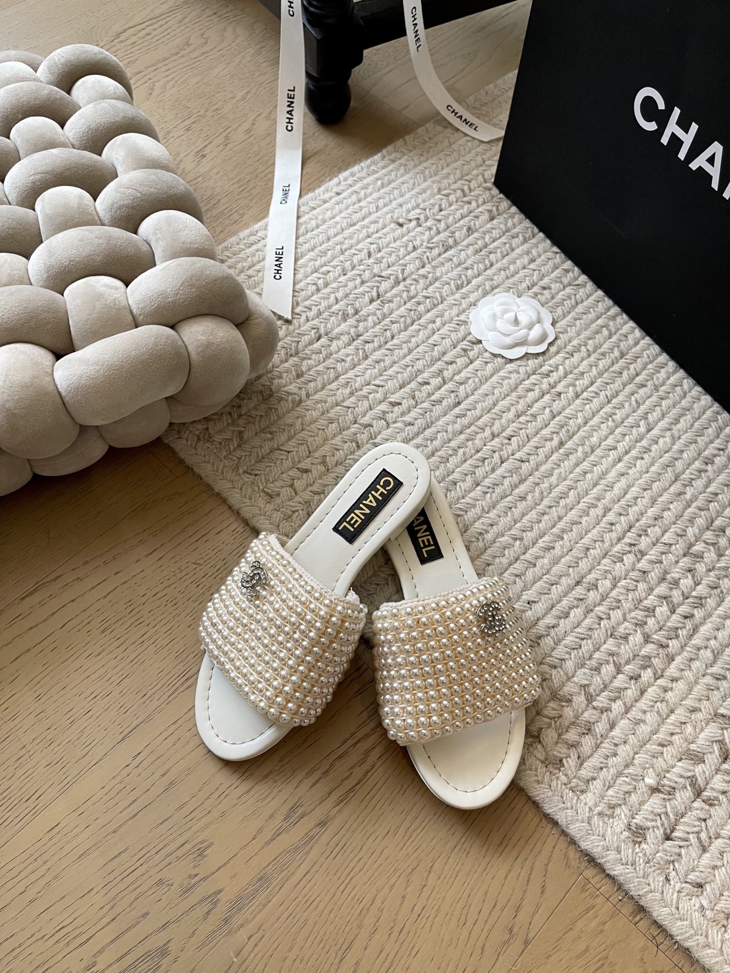 NO:164584,Chanel 25c early spring new pearl slippers!  Top version!  First sale, original custom pearl face, footbed sheepskin, genuine leather outsole, size 34-41 Customized, no return or replacement, slippers, chanel, slippers, sheepskin, Leather soles19860909Chanel 25c早春新款珍珠拖鞋！ 顶级版本！抢先发售 鞋面原版定制珍珠面 垫脚羊皮 真皮大底 码数34-41 定制不退不换,拖鞋,chanel,slippers,sheepskin,Leather soles,Women's Shoes