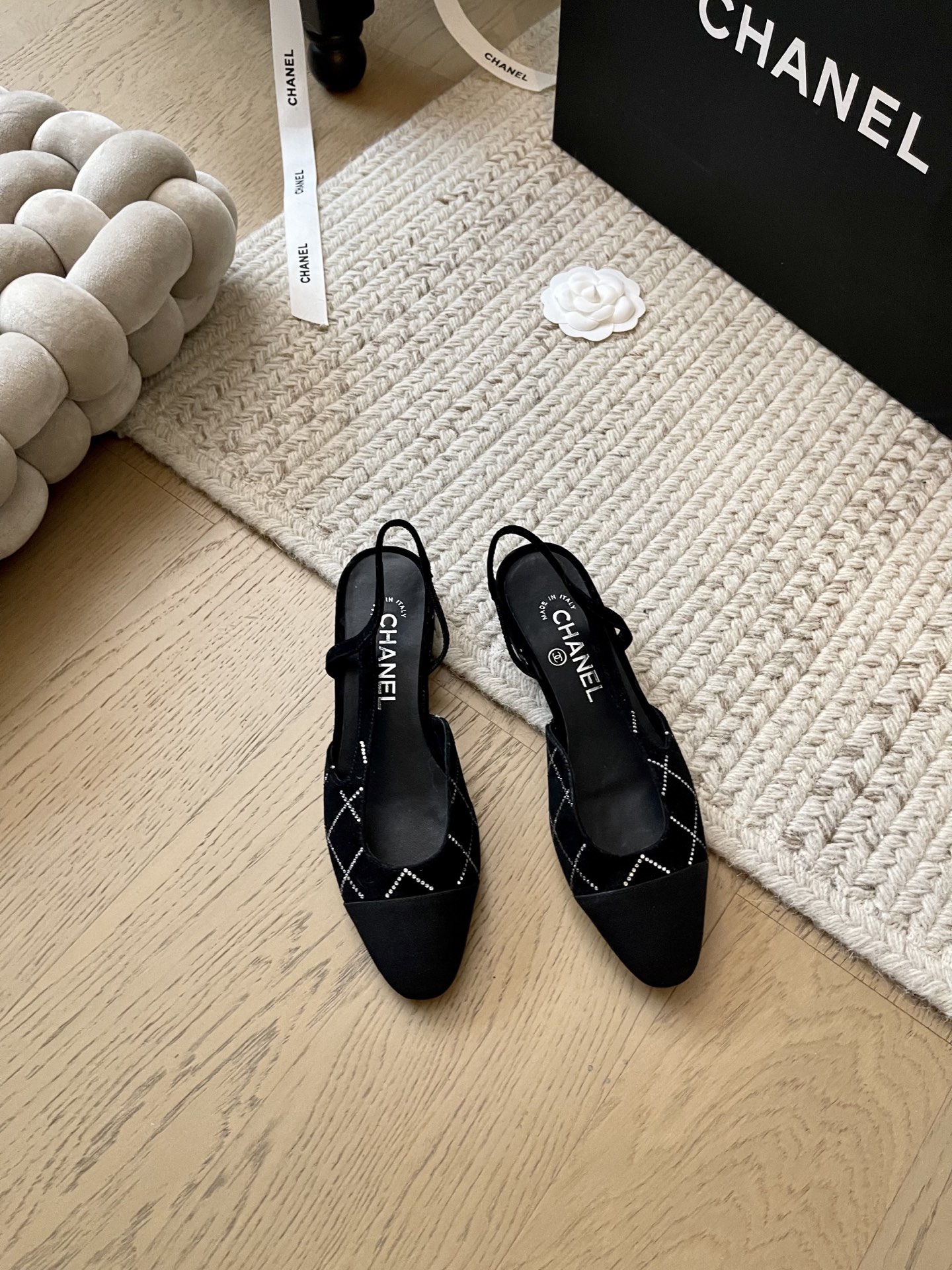 NO:164582,Chanel new layout slingback empty sandals!  Top version!  The entire series has been released. Needless to say, the classic series!  If you want high-quality products, please contact me. Imported mixed-bred sheepskin face material. Imported mixed-bred sheepskin. Italian imported cowhide soles!  Heel height 1.5/5/10cm Size 34-41 Customized non-return or replacement, sandals, chanel, sandals, cowhide, sheepskin19860909Chanel 新版面slingback后空凉鞋！ 顶级版本！整个系列都有出 经典系列不用多说！要高货的找我 进口混种羊皮面材质 进口混种羊皮 意大利进口牛皮鞋底！ 跟高1.5/5/10cm 码数34-41 定制不退不换,凉鞋,chanel,sandals,cowhide,sheepskin,Women's Shoes