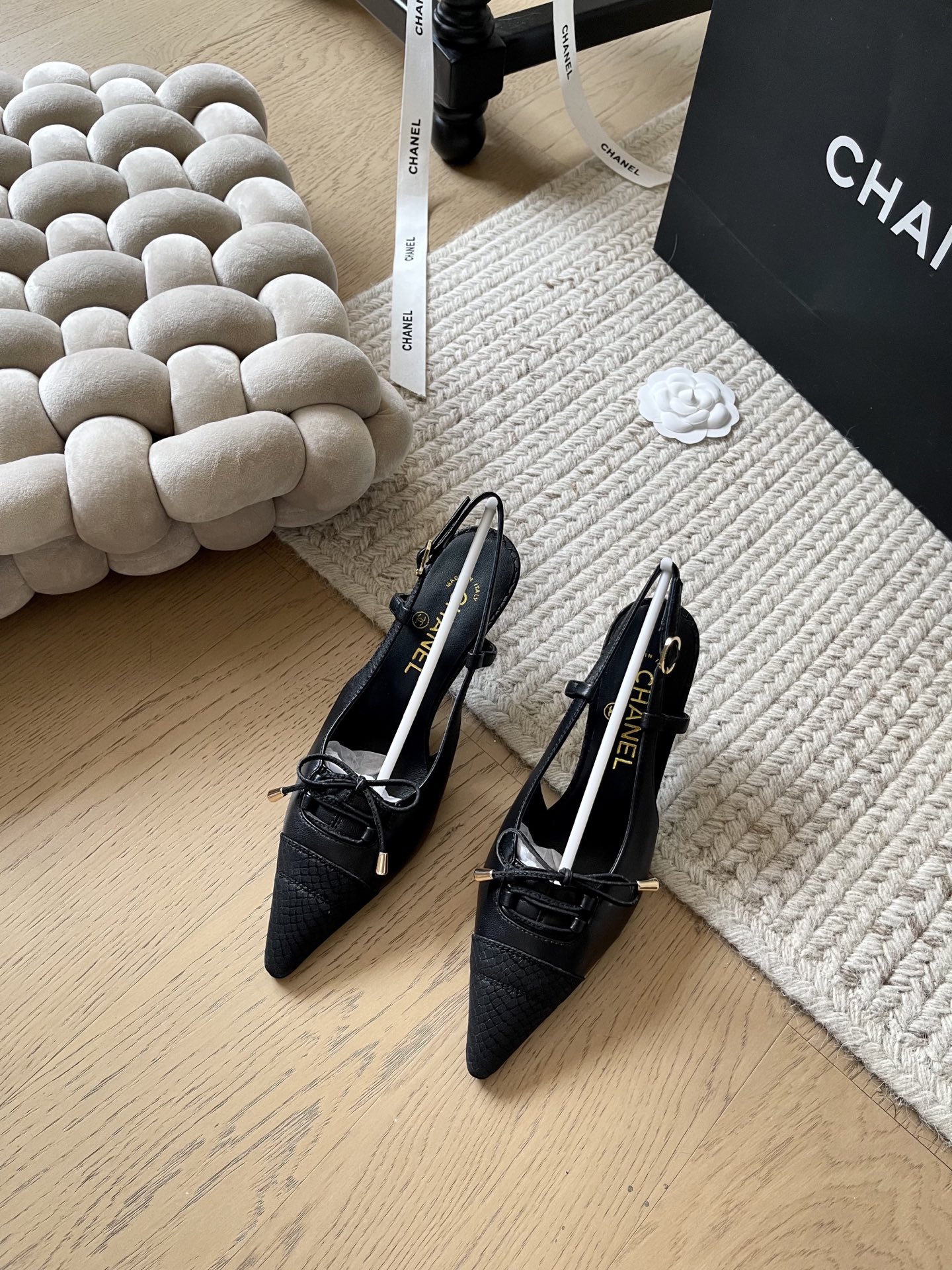 NO:164585,Chanel 25c early spring new bow high heels!  Top version!  A very beautiful series, heel height 6.5cm, heightened and slimming, gaga good-looking, upper lambskin, footbed sheepskin, genuine leather outsole, size 34-41 Customized non-return or replacement, sandals, chanel, sandals, high heels, sheepskin, Leather soles19860909Chanel 25c早春新款蝴蝶结高跟鞋！ 顶级版本！非常美的一个系列 跟高6.5cm 增高又显瘦 嘎嘎好看 鞋面小羊皮 垫脚羊皮 真皮大底 码数34-41 定制不退不换,凉鞋,chanel,sandals,high heels,sheepskin,Leather soles,Women's Shoes