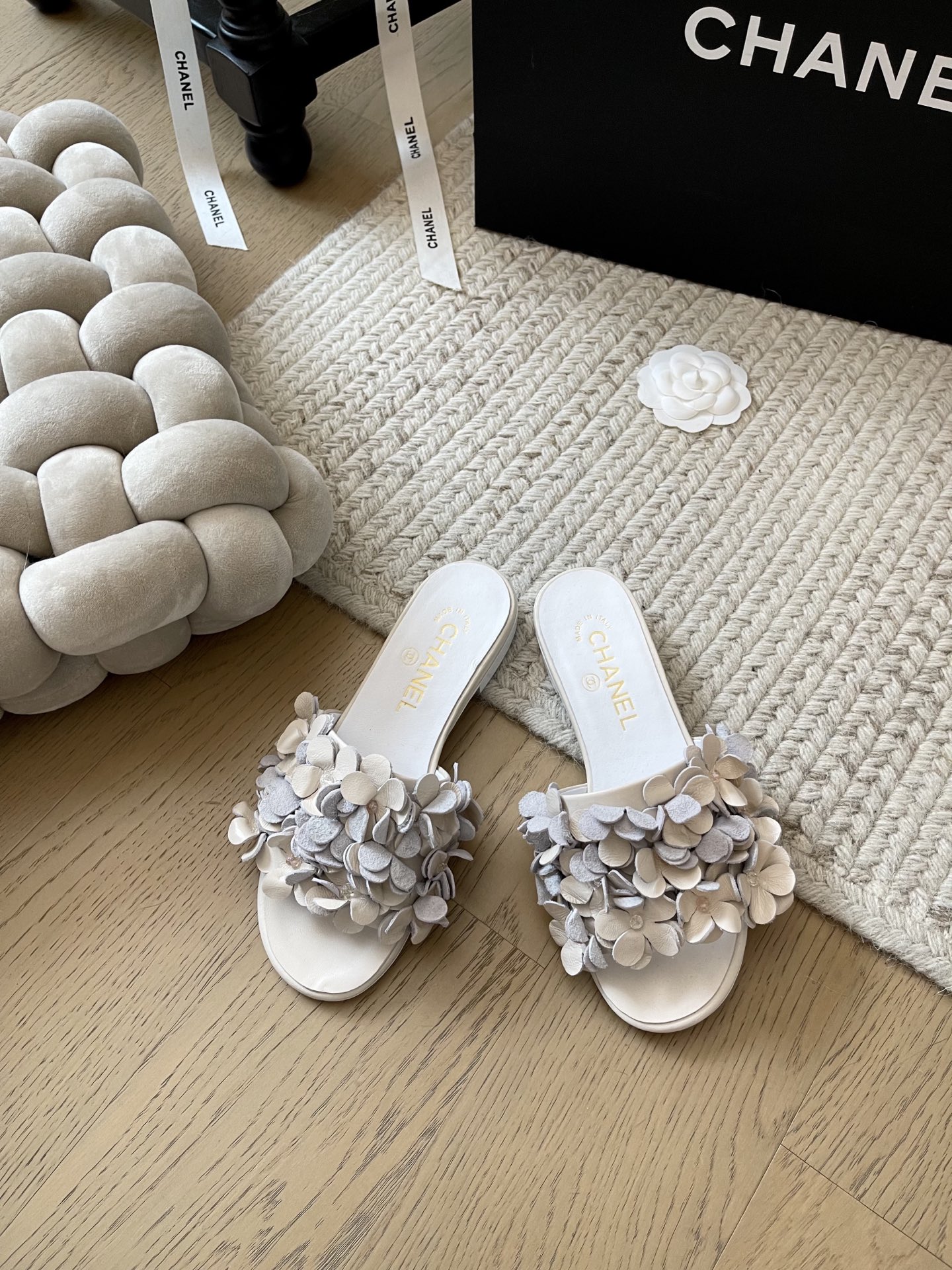 NO:235411,Chanel 25P new camellia slippers series!  Top version!  First sale, sheepskin, leather outsole, size 34-41, custom, no return or replacement, slippers, chanel, slippers, sheepskin, Leather soles19860909Chanel 25P新款山茶花拖鞋系列！ 顶级版本！抢先发售 鞋面内里羊皮 真皮大底 码数34-41 定制不退不换,拖鞋,chanel,slippers,sheepskin,Leather soles,Women's Shoes