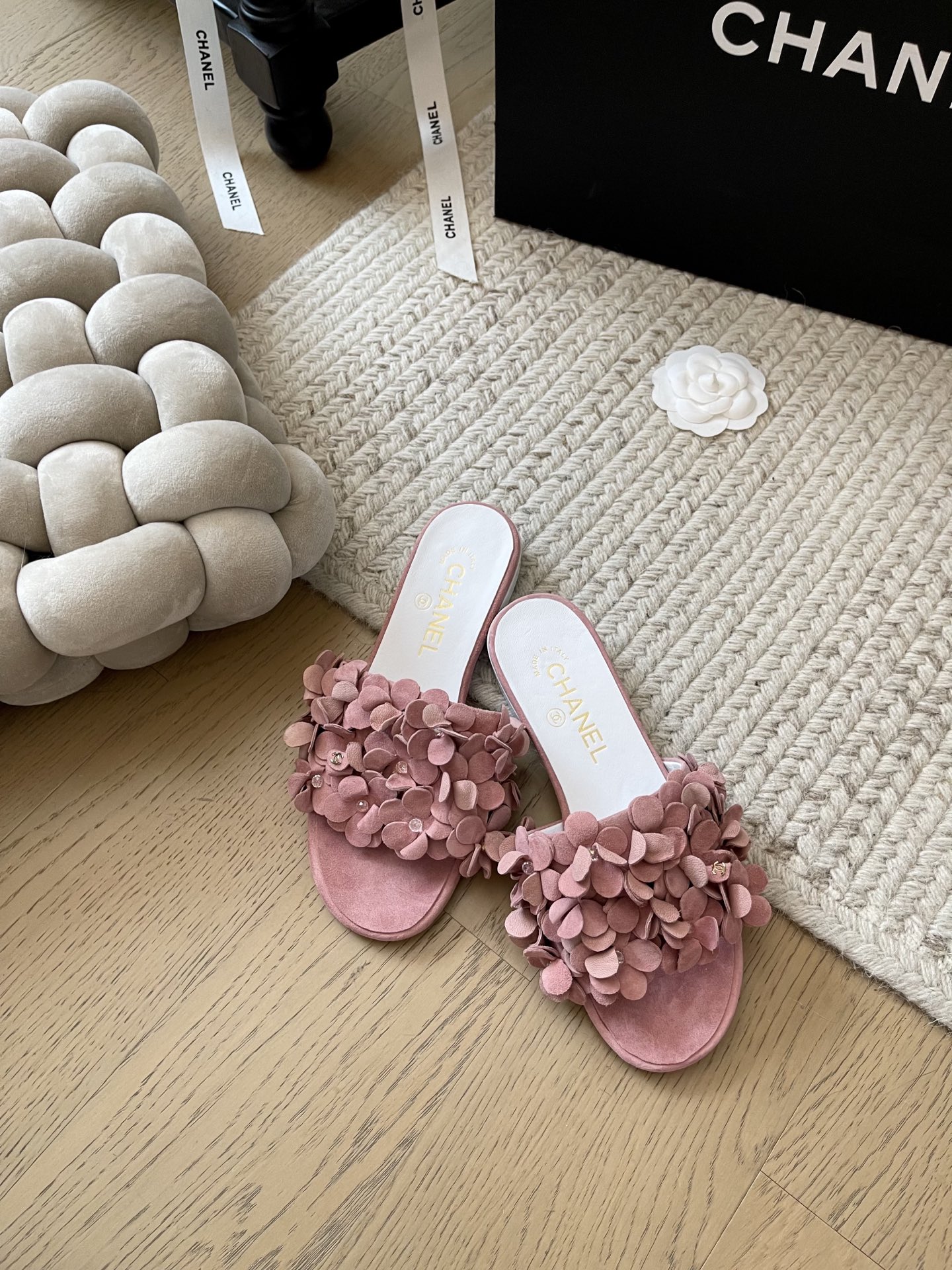 NO:235414,Chanel 25P new camellia slippers series!  Top version!  First sale, sheepskin, leather outsole, size 34-41, custom, no return or replacement, slippers, chanel, slippers, sheepskin, Leather soles19860909Chanel 25P新款山茶花拖鞋系列！ 顶级版本！抢先发售 鞋面内里羊皮 真皮大底 码数34-41 定制不退不换,拖鞋,chanel,slippers,sheepskin,Leather soles,Women's Shoes