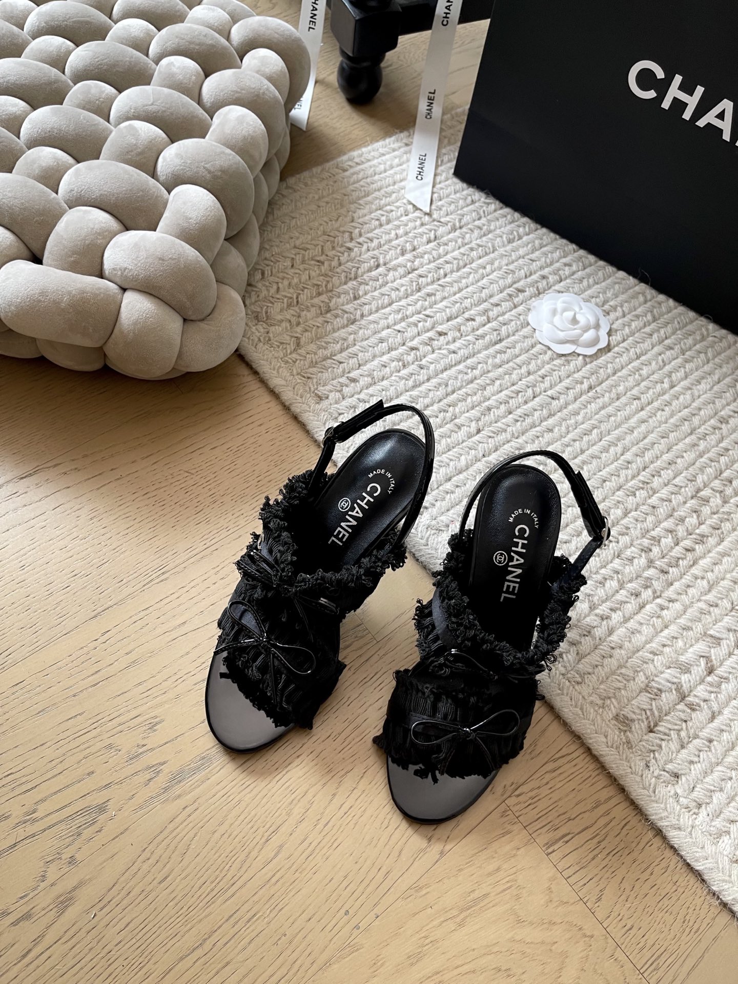 NO:233733,Chanel 25c early spring new sandals series!  Top version!  The most beautiful sandals series, the feet are particularly thin, the feet are increased and slimmed. Customized upper surface, inner foot pad sheepskin, genuine leather soles. Heel height 5/8cm Size 34-41 Customized non-return or replacement, slippers sandals, chanel, sandals, slippers, sheepskin, Leather soles19860909Chanel 25c早春新款凉鞋系列！ 顶级版本！最美凉鞋系列 上脚特别显脚细 增高显瘦 鞋面定制面,内里垫脚羊皮,真皮大底. 跟高5/8cm 码数34-41 定制不退不换,拖鞋凉鞋,chanel,sandals,slippers,sheepskin,Leather soles,Women's Shoes